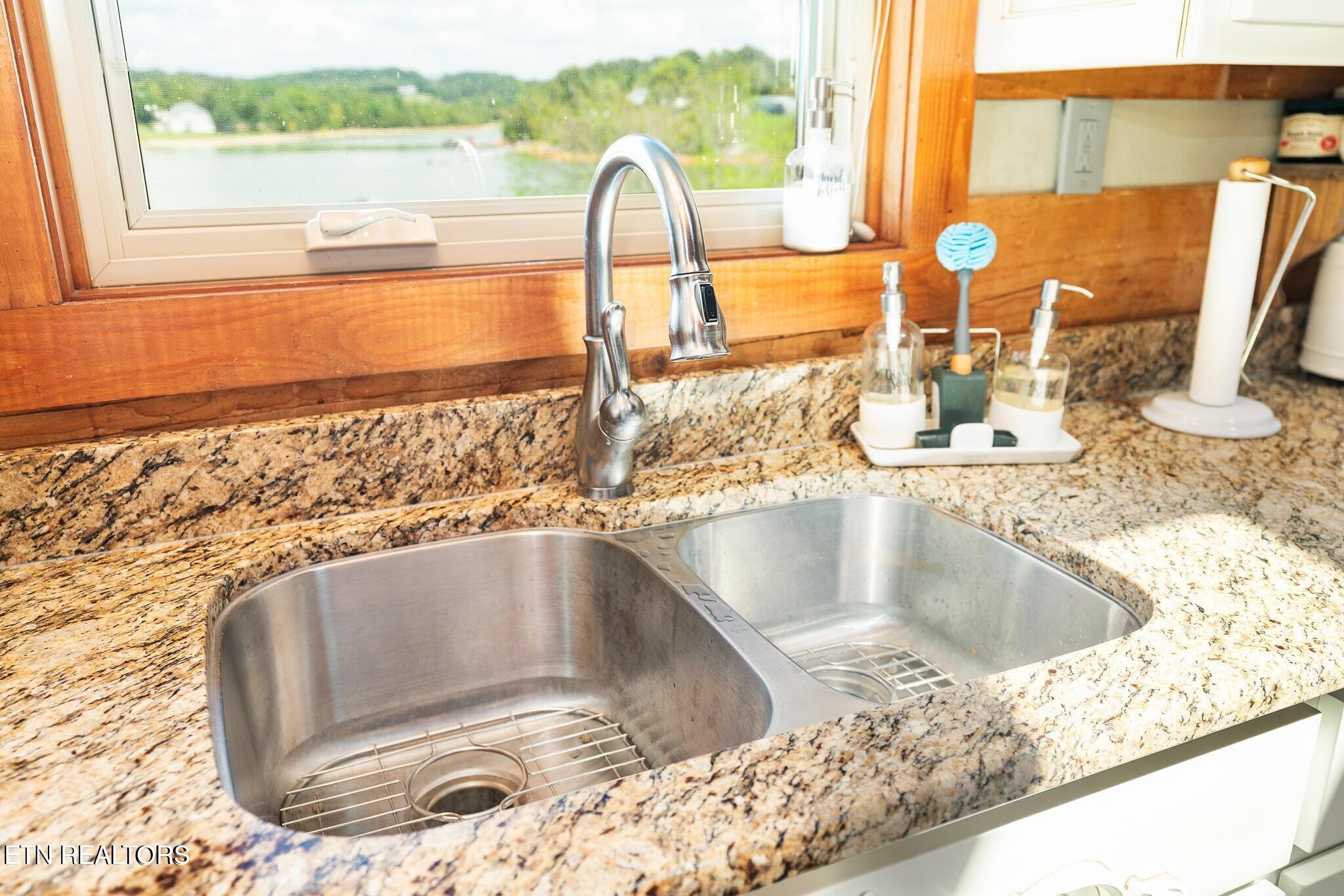 Dandridge, Tennessee, 37725, United States, ,4 BathroomsBathrooms,Residential,Active,1808228