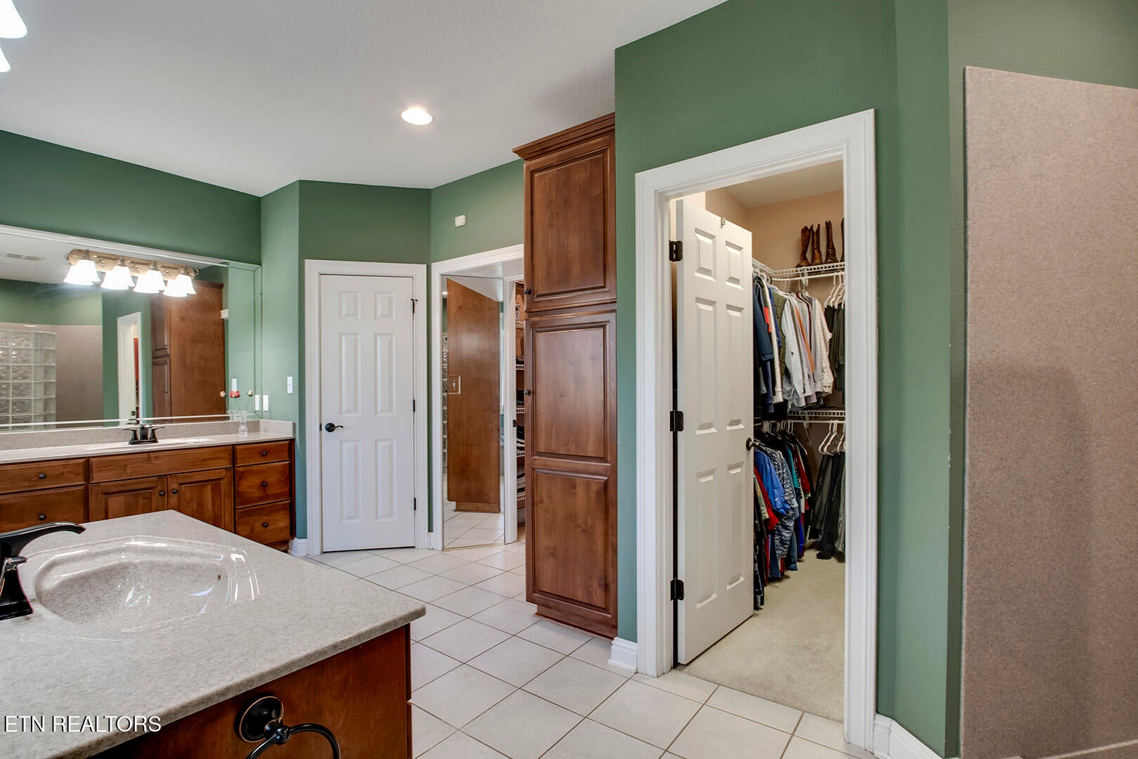 Loudon, Tennessee, 37774, United States, 4 Bedrooms Bedrooms, ,5 BathroomsBathrooms,Residential,Active,2015473