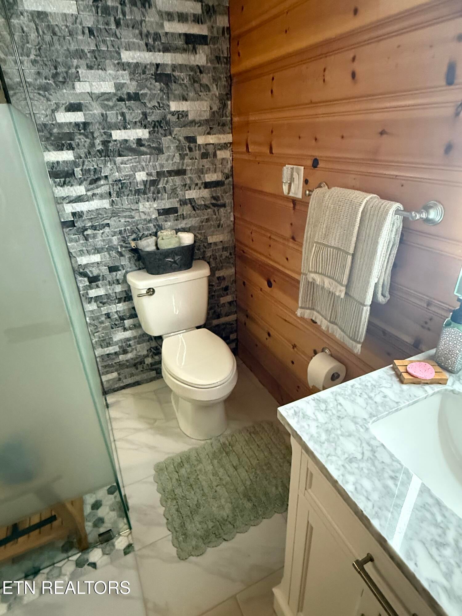 Dandridge, Tennessee, 37725, United States, ,4 BathroomsBathrooms,Residential,Active,1808228