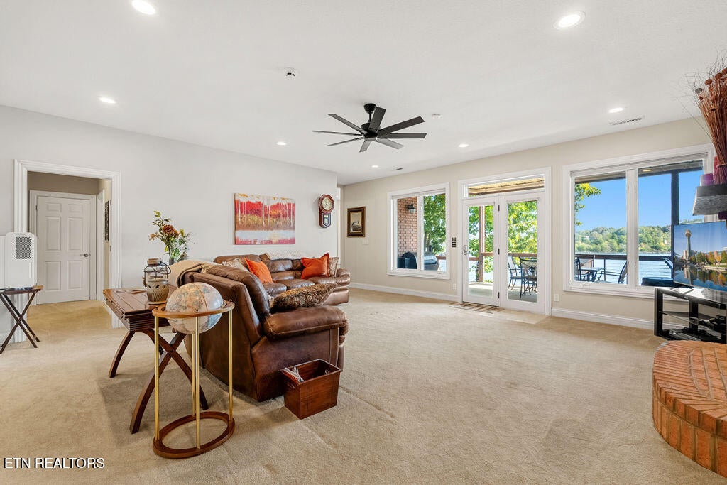 Loudon, Tennessee, 37774, United States, 4 Bedrooms Bedrooms, ,5 BathroomsBathrooms,Residential,Active,1968404