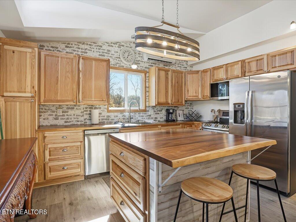 New Tazewell, Tennessee, 37825, United States, 2 Bedrooms Bedrooms, ,2 BathroomsBathrooms,Residential,Active,2007646