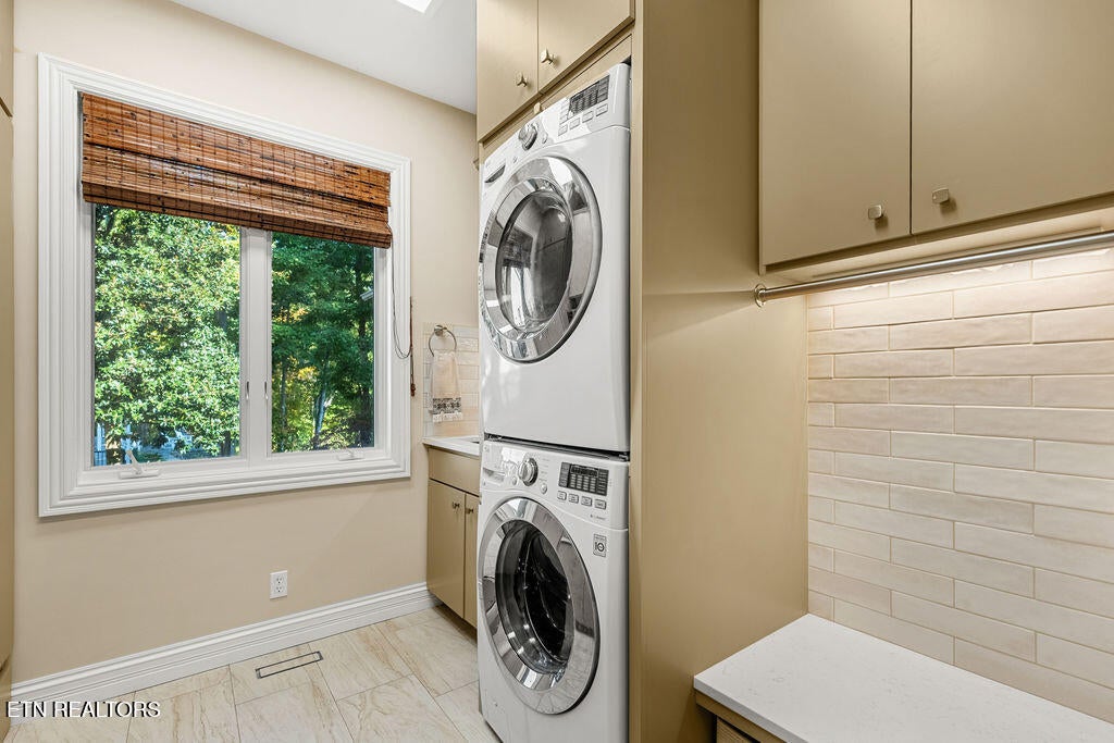 Loudon, Tennessee, 37774, United States, 4 Bedrooms Bedrooms, ,5 BathroomsBathrooms,Residential,Active,1968404