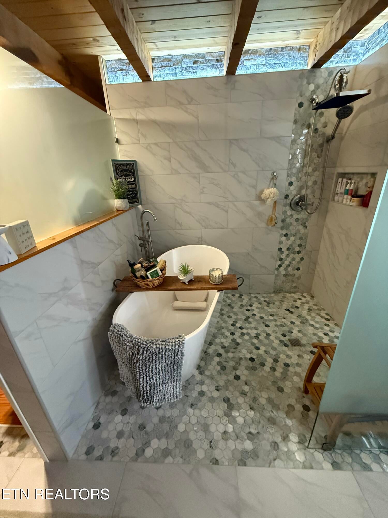 Dandridge, Tennessee, 37725, United States, ,4 BathroomsBathrooms,Residential,Active,1808228