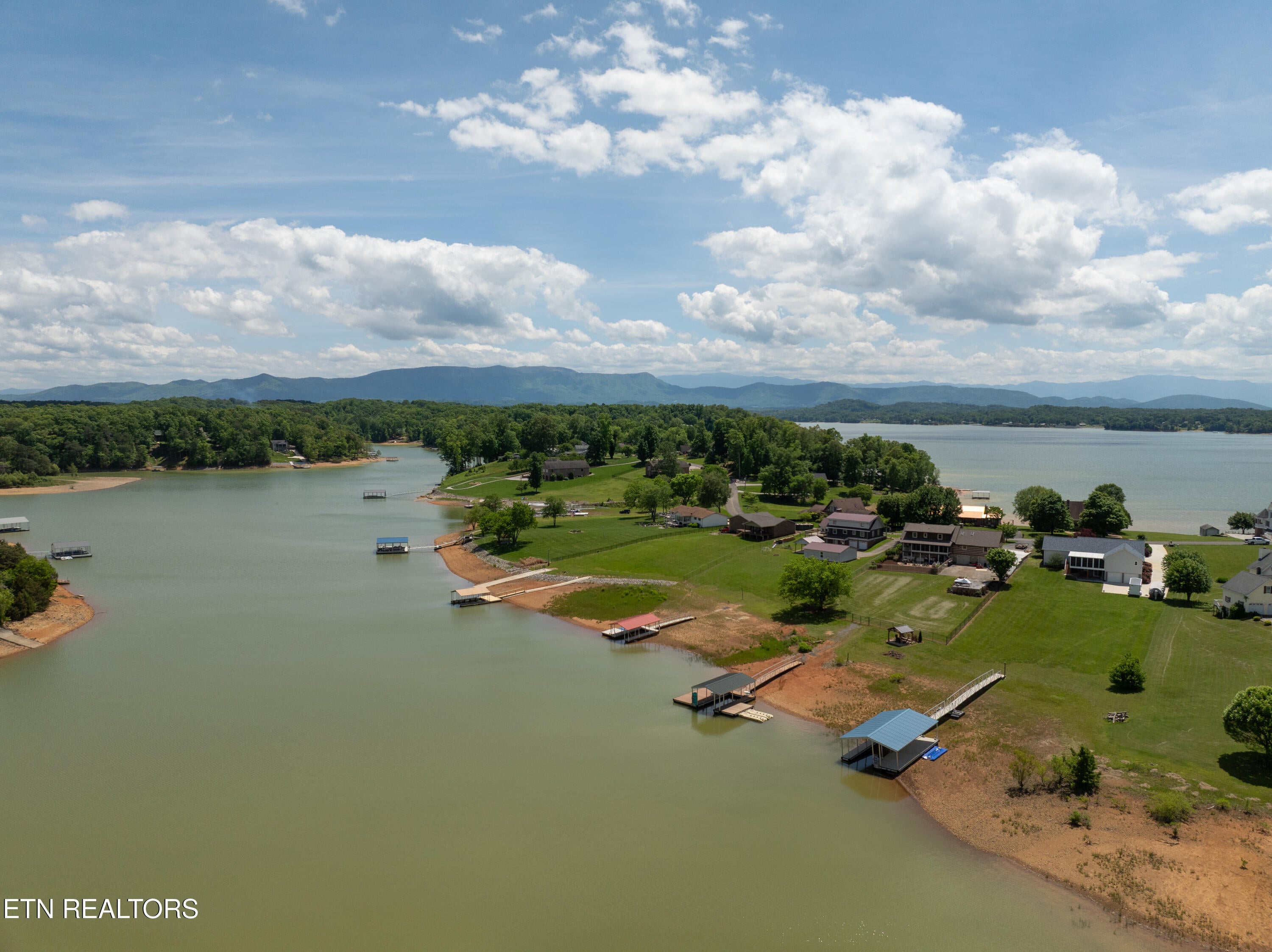 Dandridge, Tennessee, 37725, United States, ,4 BathroomsBathrooms,Residential,Active,1808228