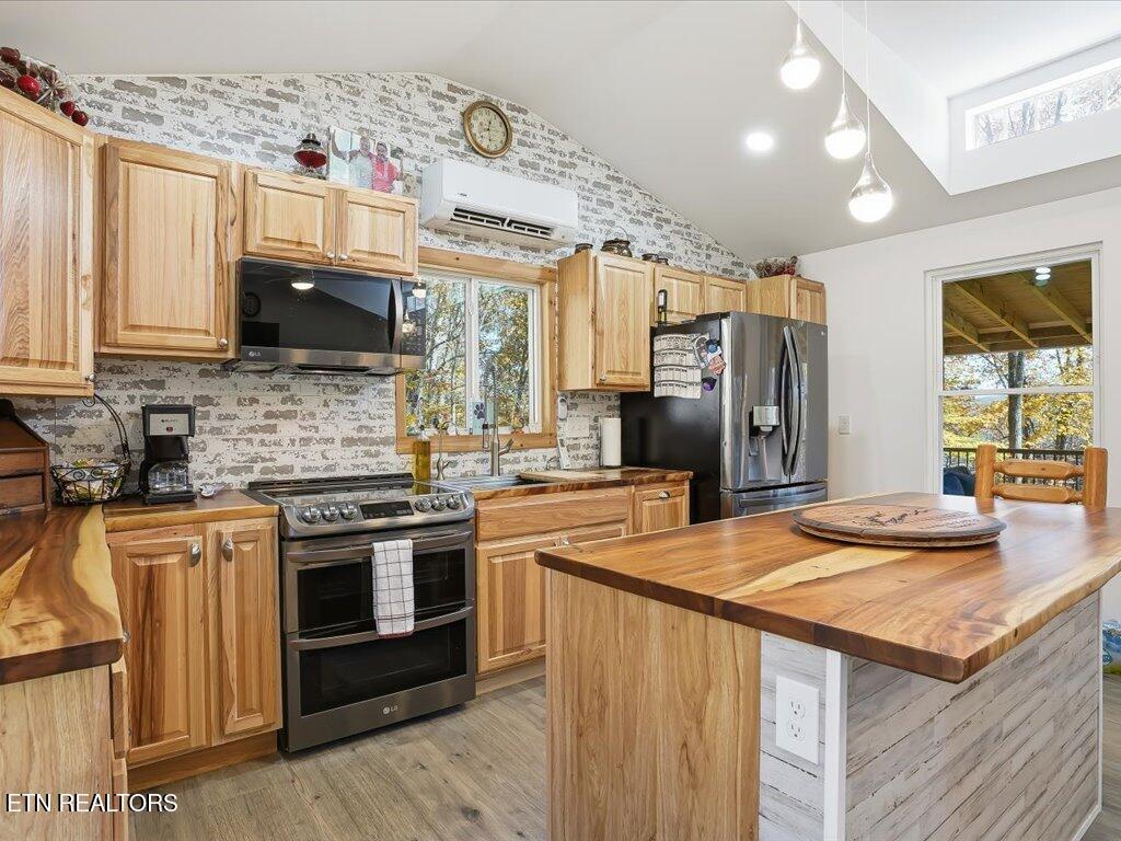 New Tazewell, Tennessee, 37825, United States, 2 Bedrooms Bedrooms, ,2 BathroomsBathrooms,Residential,Active,2007646