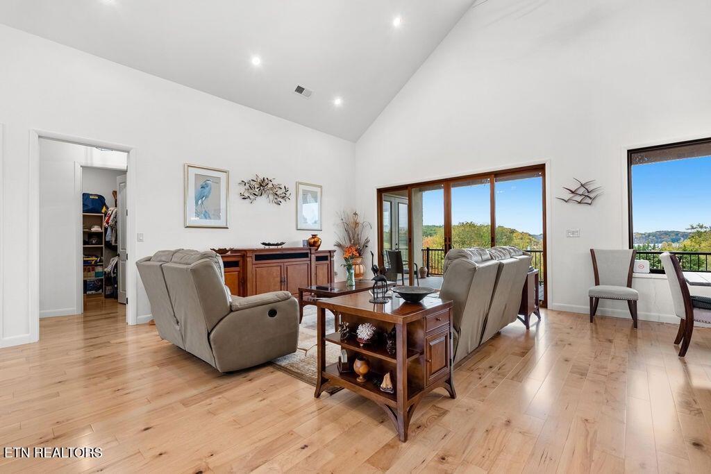 Maryville, Tennessee, 37801, United States, 5 Bedrooms Bedrooms, ,5 BathroomsBathrooms,Residential,Active,2013636