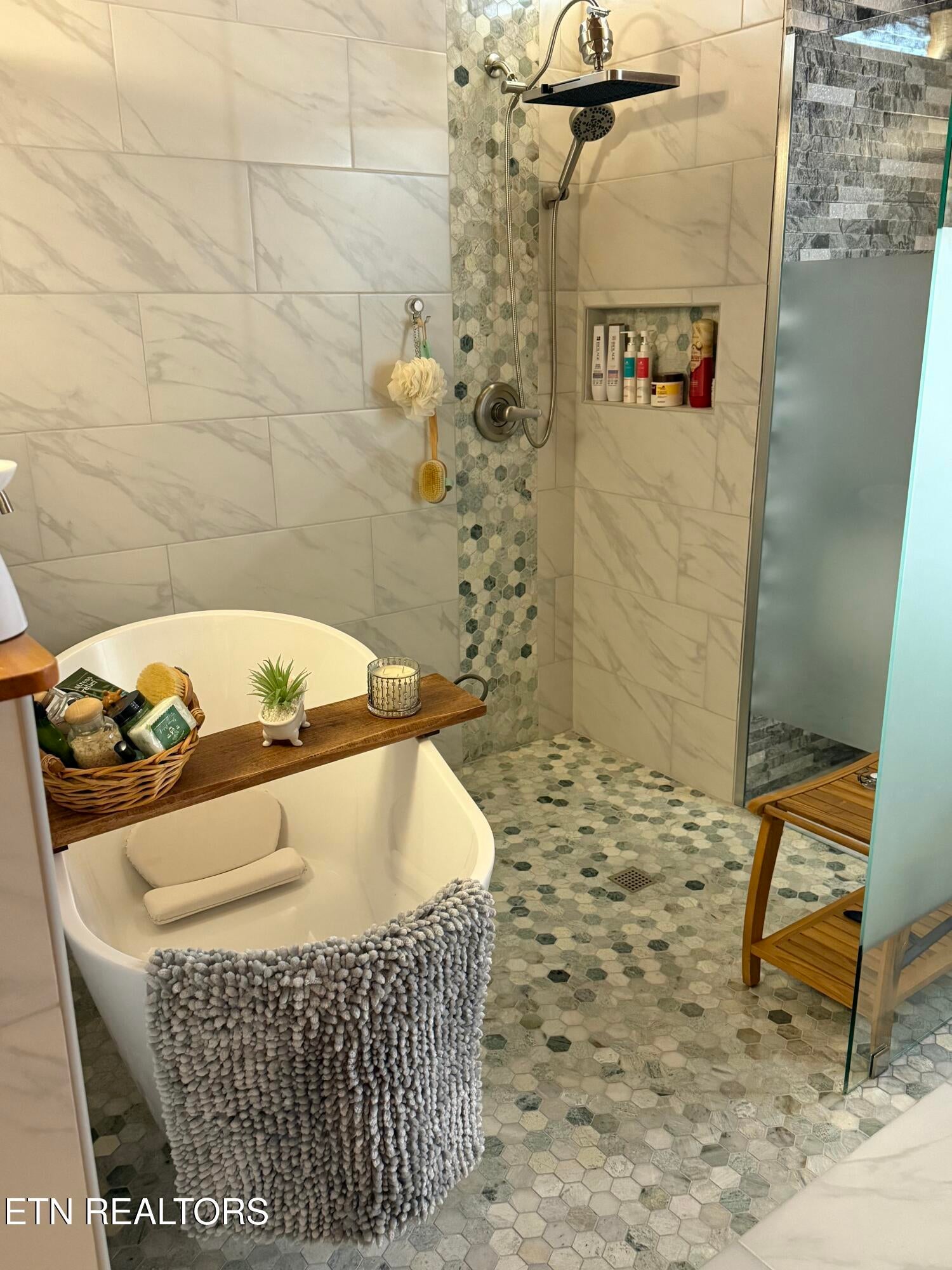 Dandridge, Tennessee, 37725, United States, ,4 BathroomsBathrooms,Residential,Active,1808228