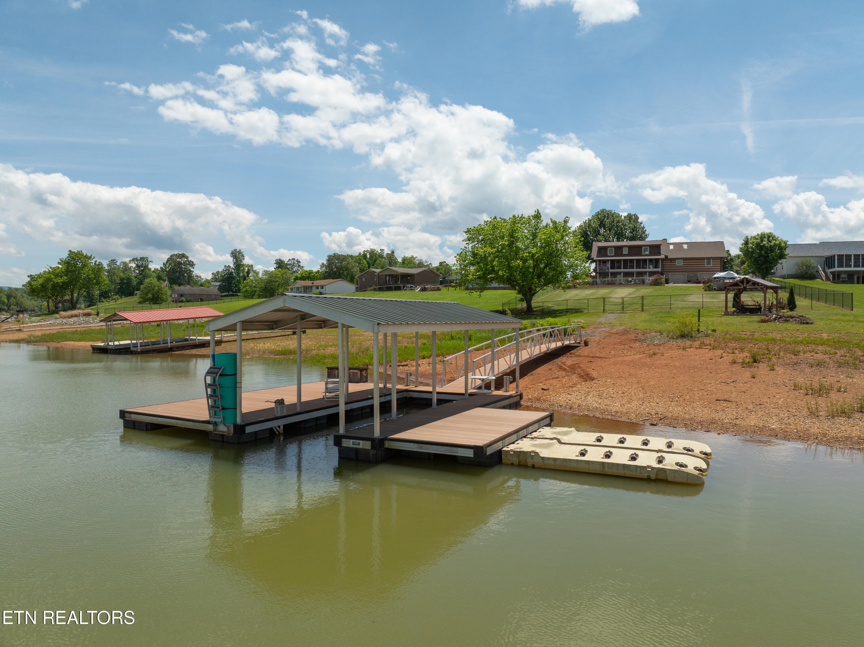 Dandridge, Tennessee, 37725, United States, ,4 BathroomsBathrooms,Residential,Active,1808228