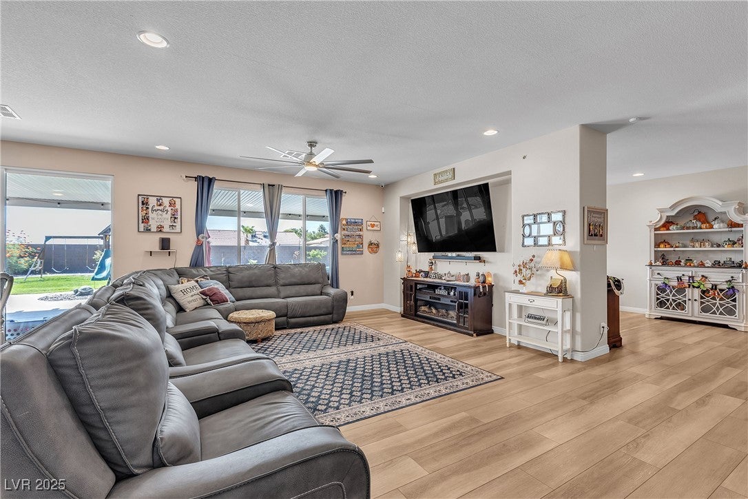 Las Vegas, Nevada, 89149, United States, 5 Bedrooms Bedrooms, ,4 BathroomsBathrooms,Residential,Active,1933730