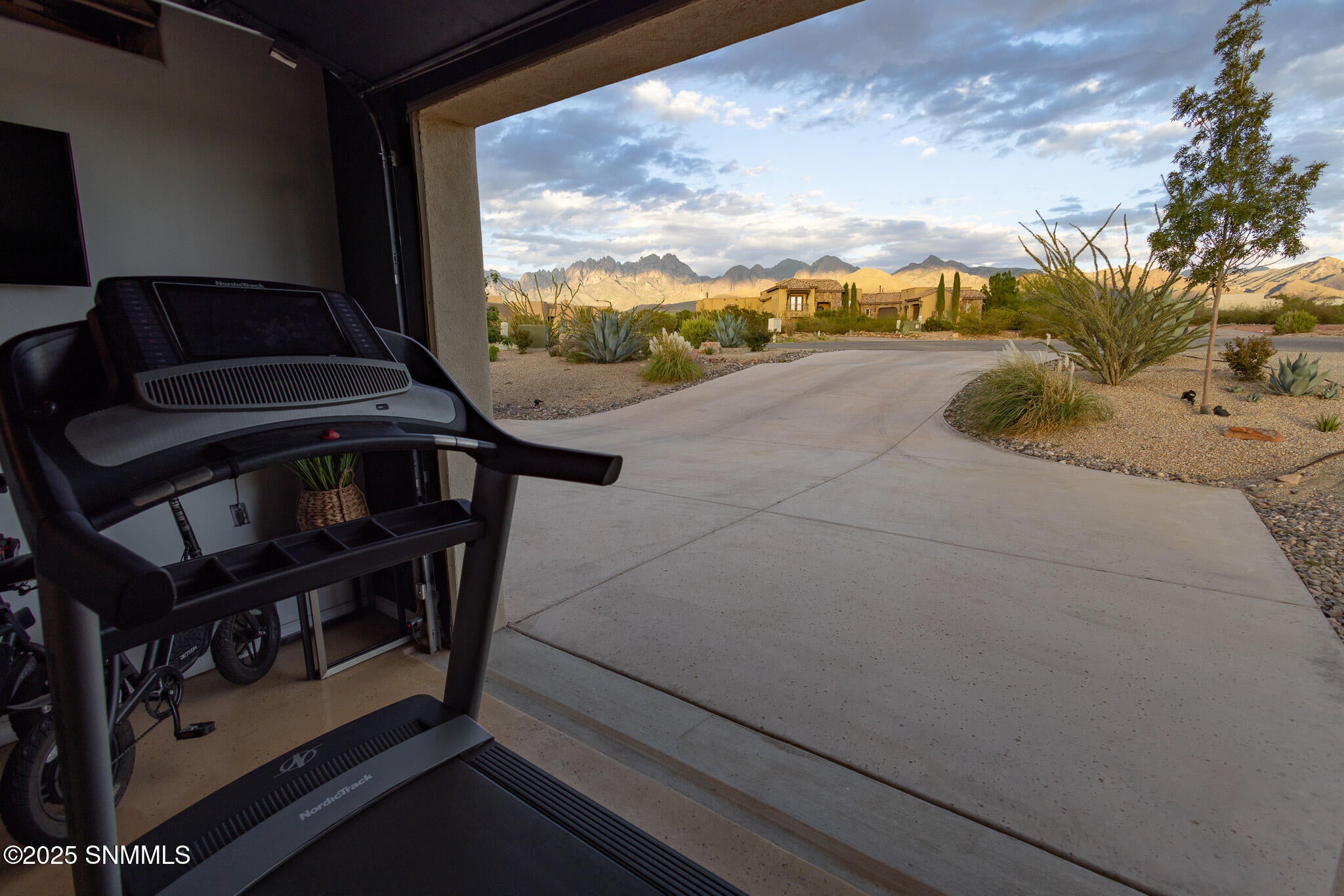 Las Cruces, New Mexico, 88011, United States, 4 Bedrooms Bedrooms, ,4 BathroomsBathrooms,Residential,Active,1963388