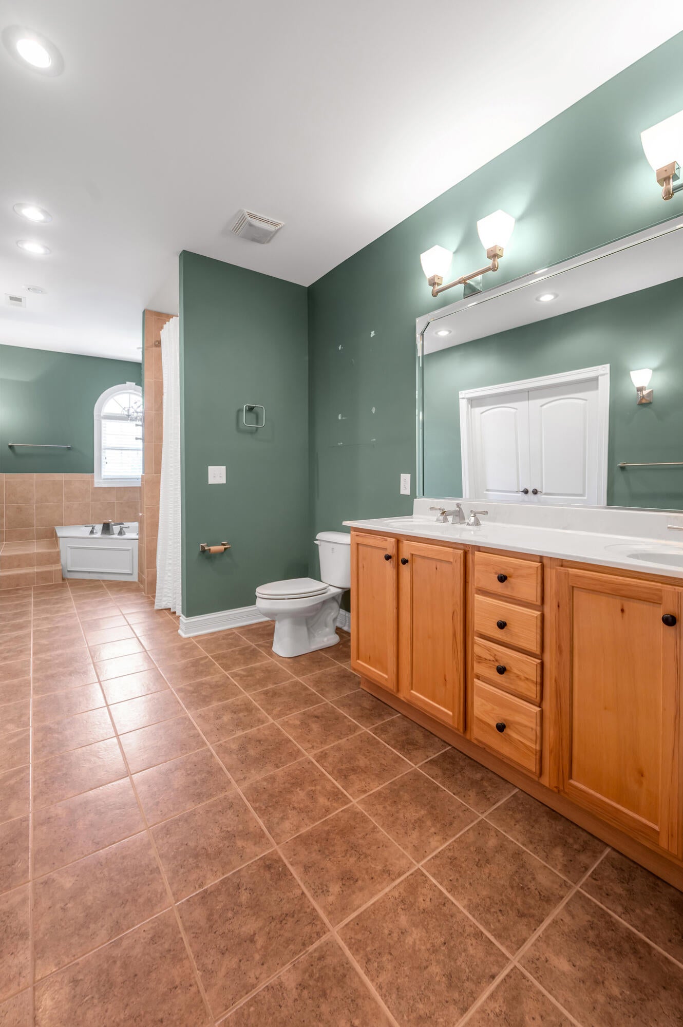 Richmond, Kentucky, 40475, United States, 7 Bedrooms Bedrooms, ,9 BathroomsBathrooms,Residential,Active,1972152