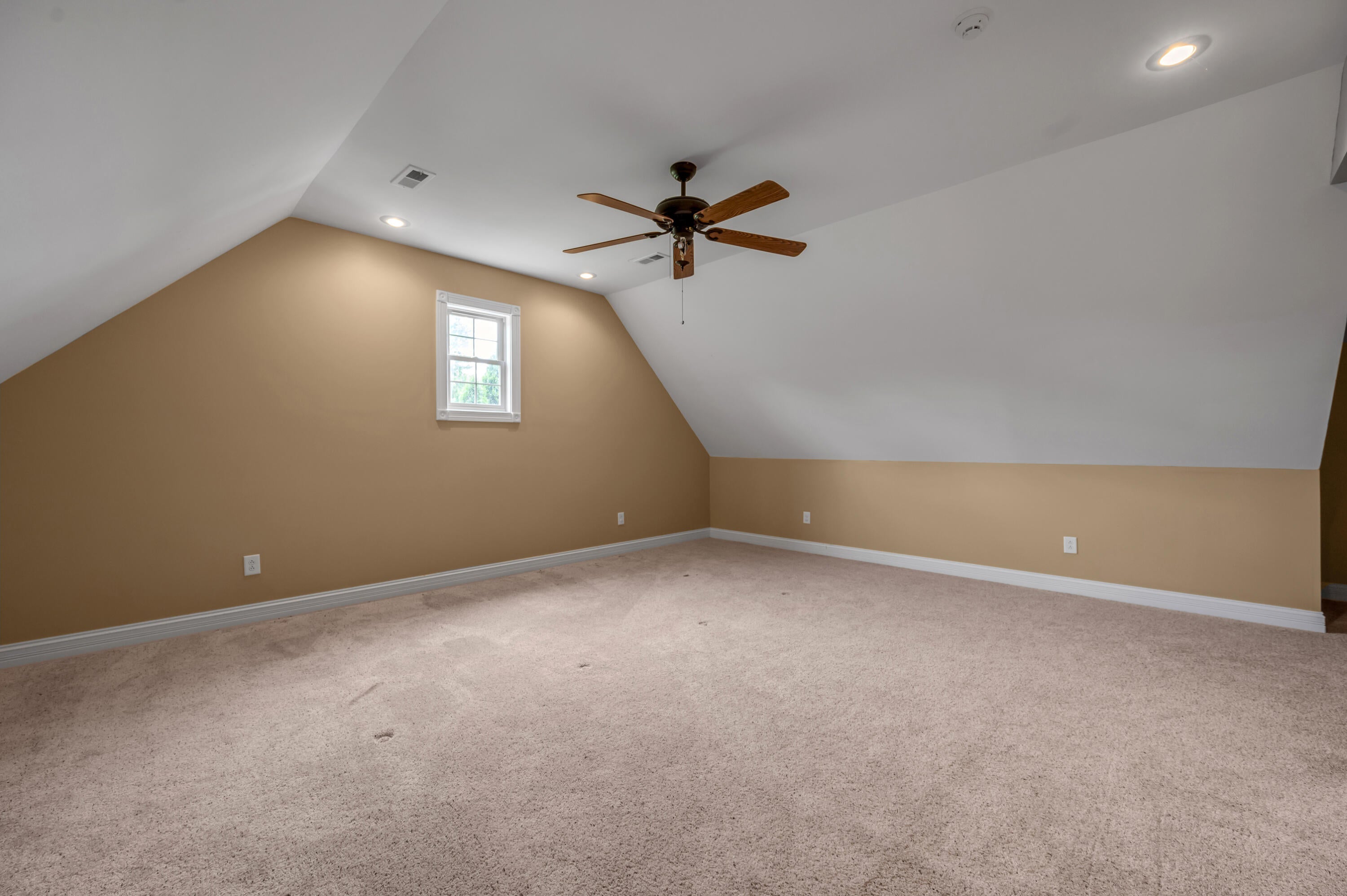 Richmond, Kentucky, 40475, United States, 7 Bedrooms Bedrooms, ,9 BathroomsBathrooms,Residential,Active,1972152