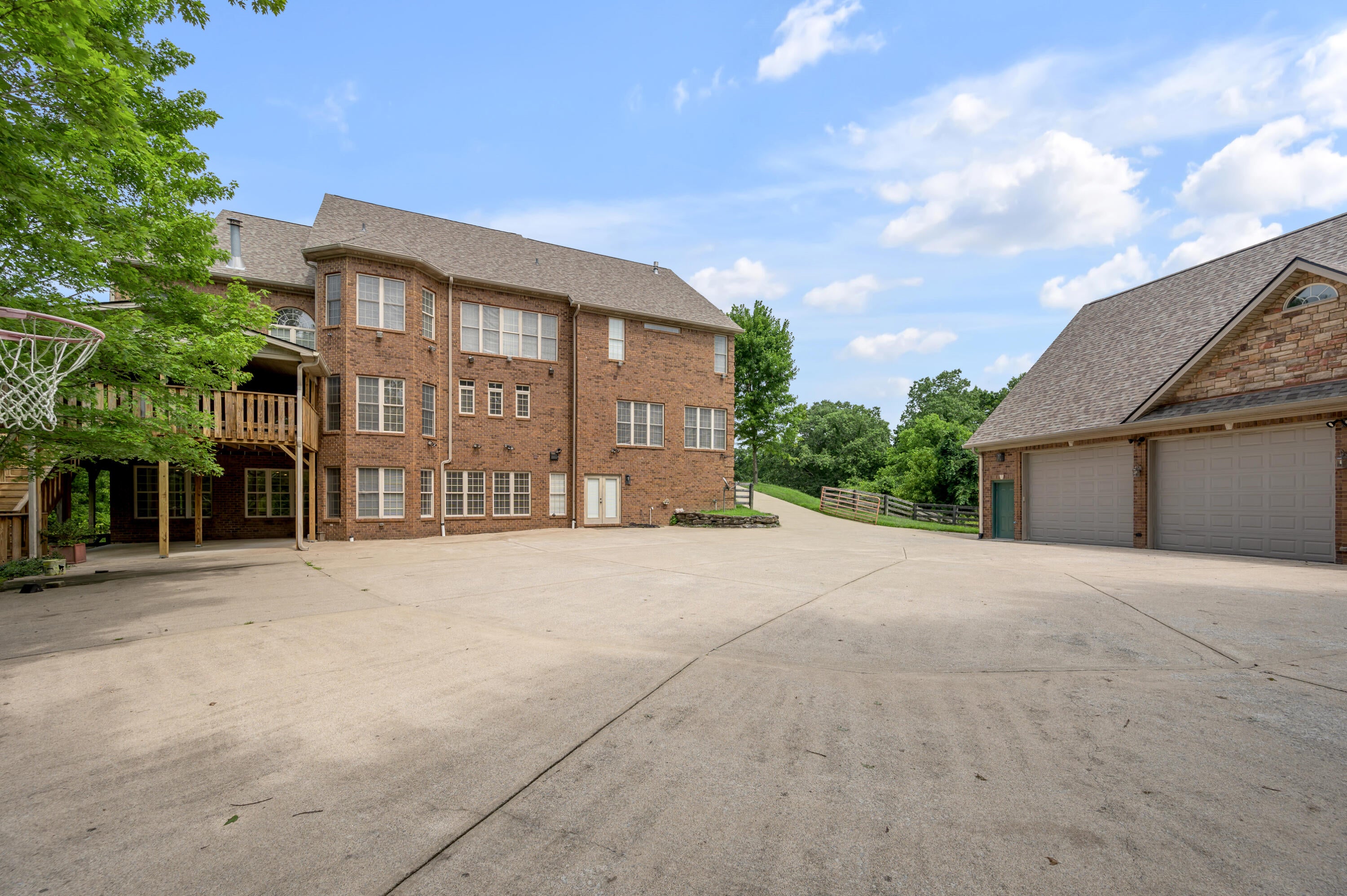 Richmond, Kentucky, 40475, United States, 7 Bedrooms Bedrooms, ,9 BathroomsBathrooms,Residential,Active,1972152