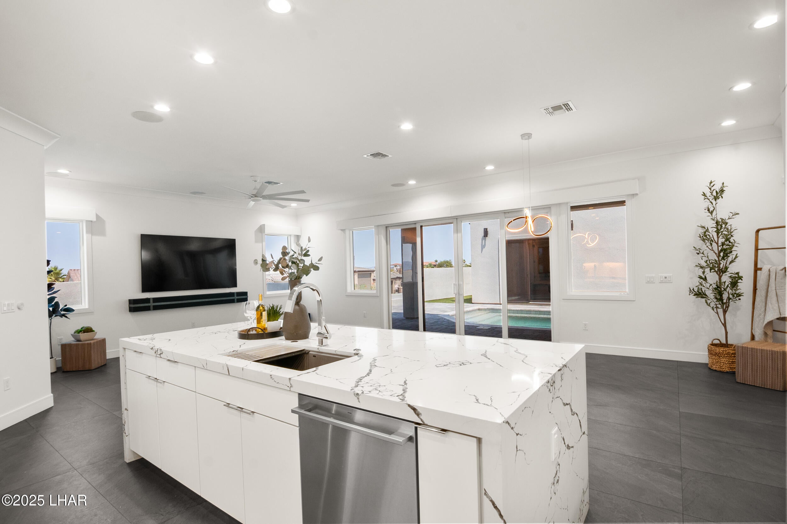 Lake Havasu City, Arizona, 86404, United States, 4 Bedrooms Bedrooms, ,5 BathroomsBathrooms,Residential,Active,1894205