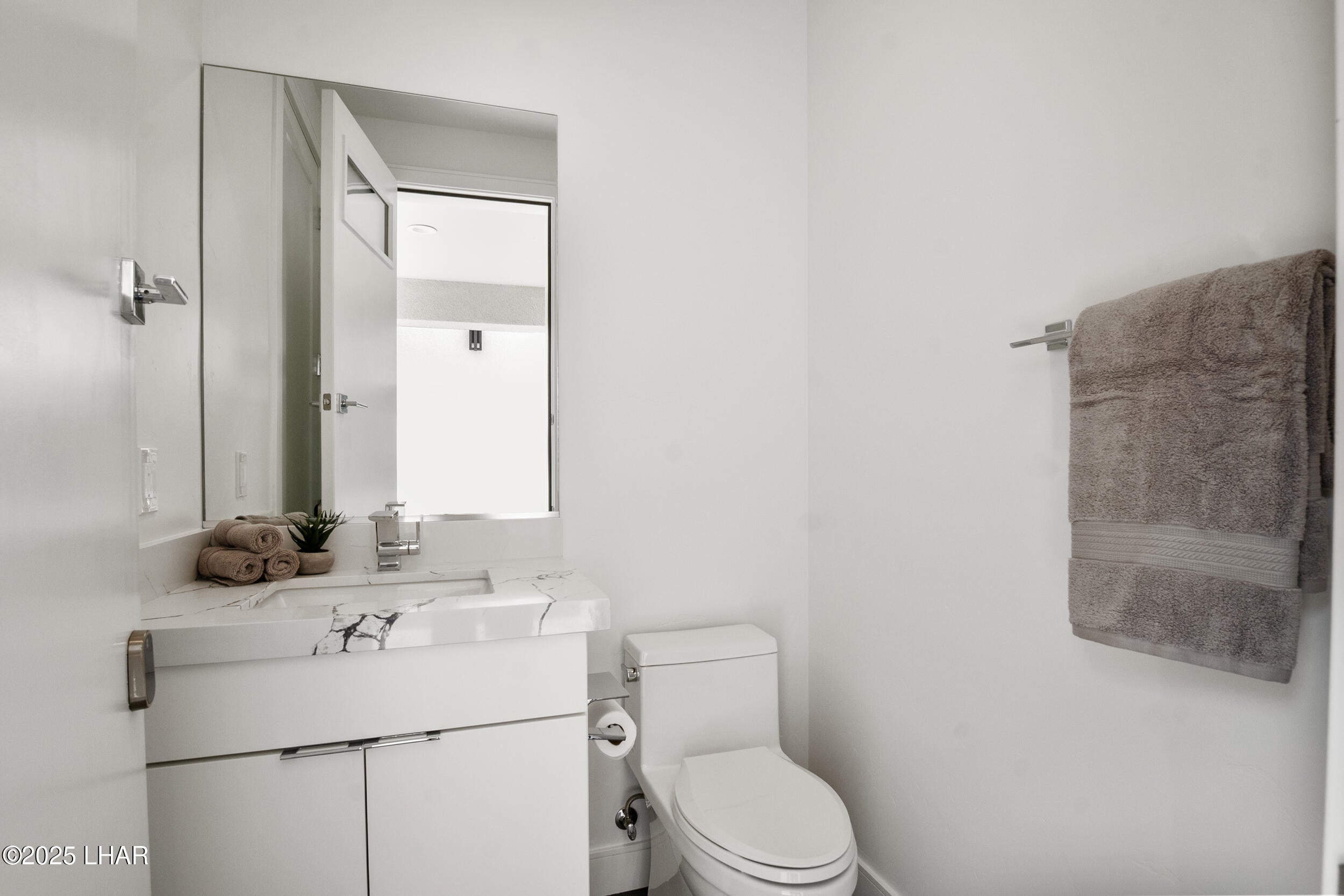 Lake Havasu City, Arizona, 86404, United States, 4 Bedrooms Bedrooms, ,5 BathroomsBathrooms,Residential,Active,1894205