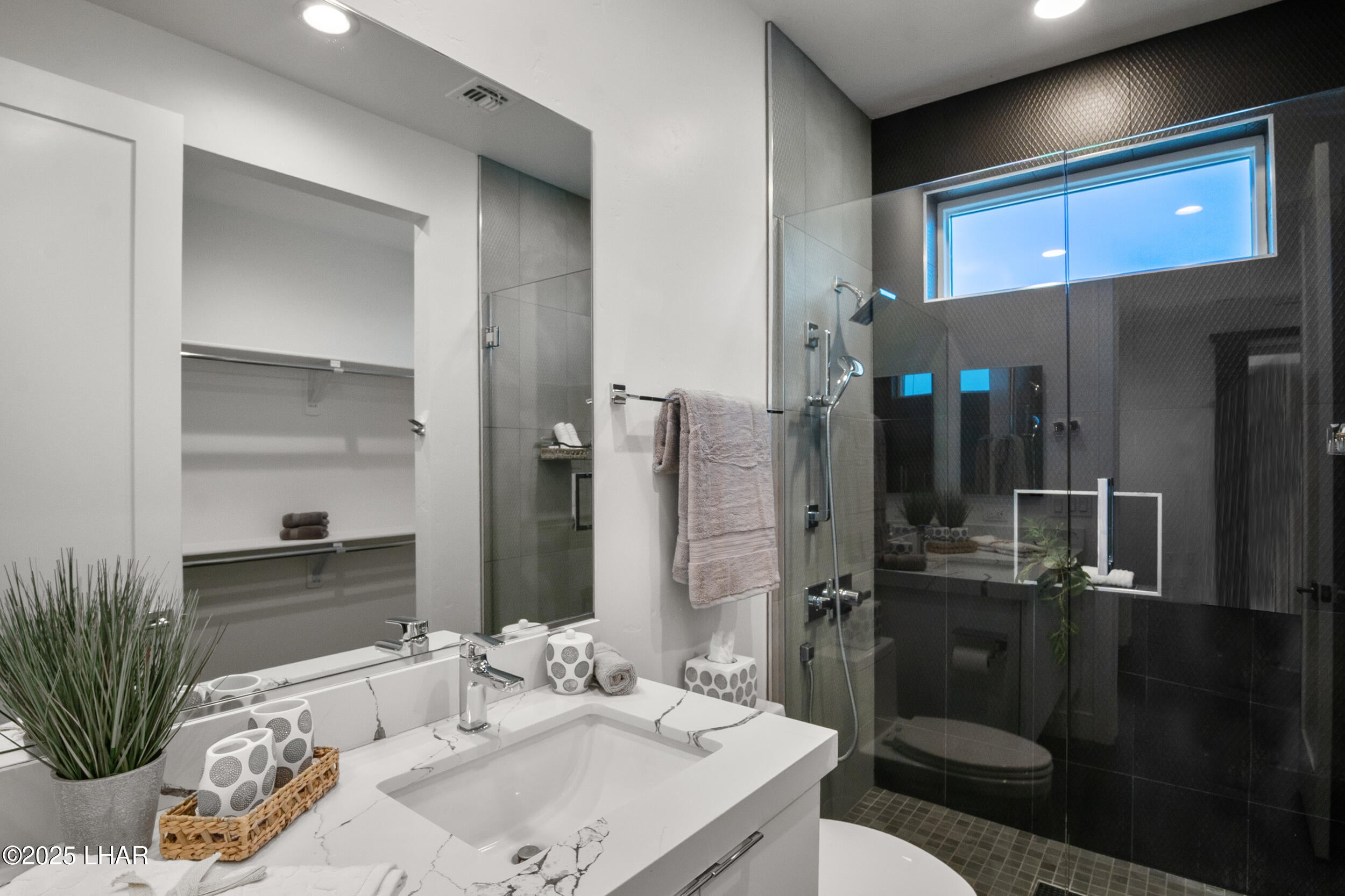 Lake Havasu City, Arizona, 86404, United States, 4 Bedrooms Bedrooms, ,5 BathroomsBathrooms,Residential,Active,1894205