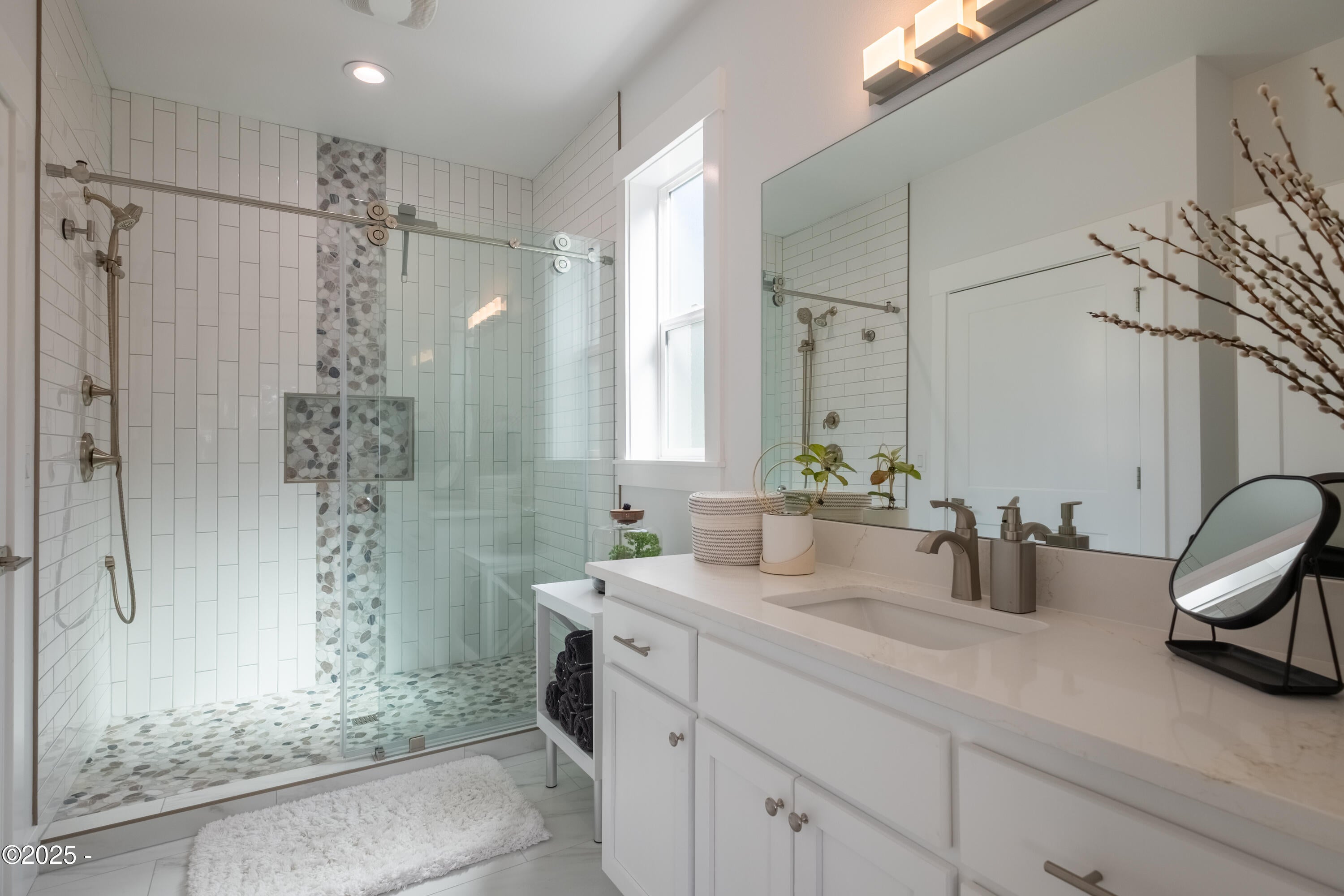 Lincoln City, Oregon, 97367, United States, 3 Bedrooms Bedrooms, ,3 BathroomsBathrooms,Residential,Active,1987257