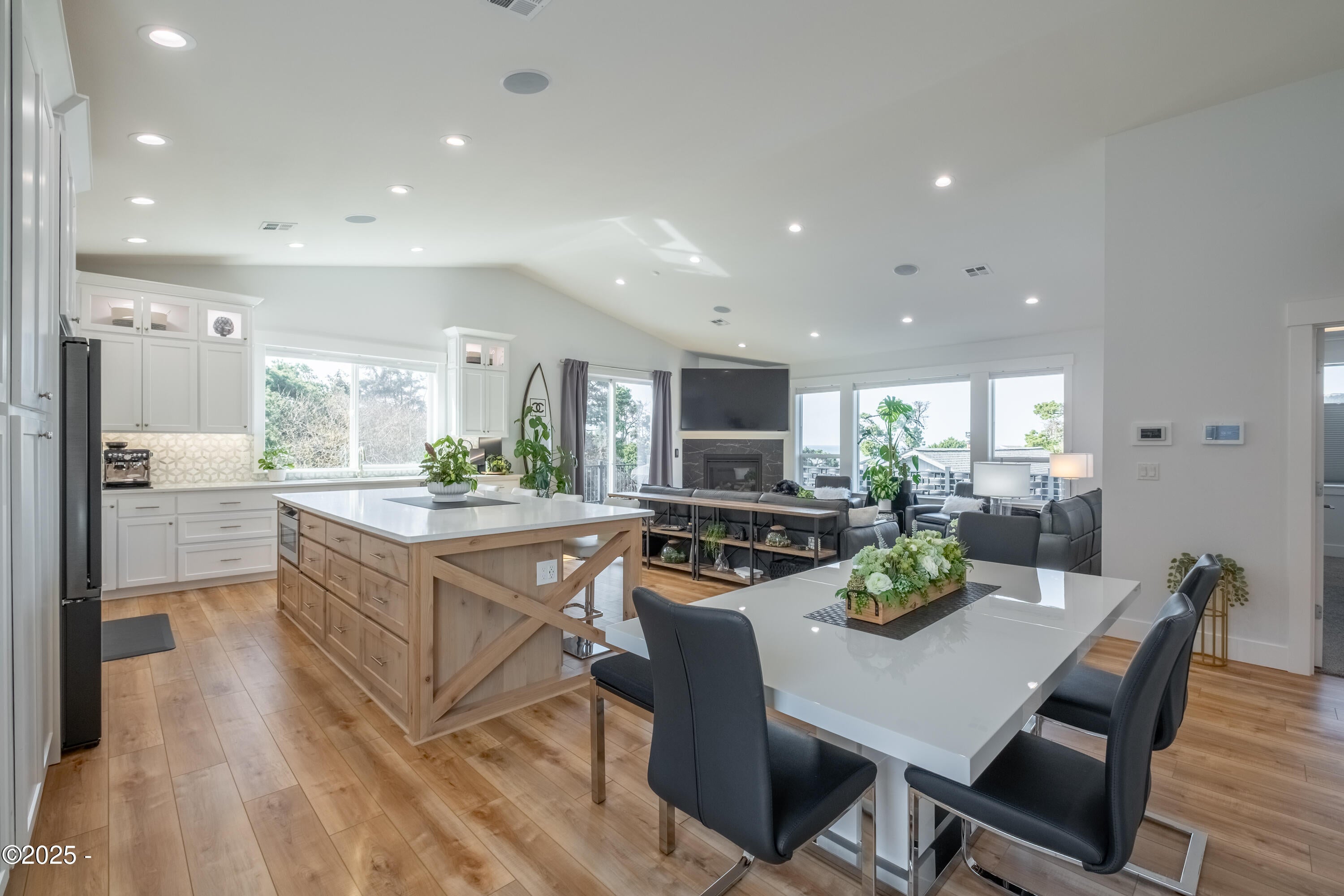 Lincoln City, Oregon, 97367, United States, 3 Bedrooms Bedrooms, ,3 BathroomsBathrooms,Residential,Active,1987257