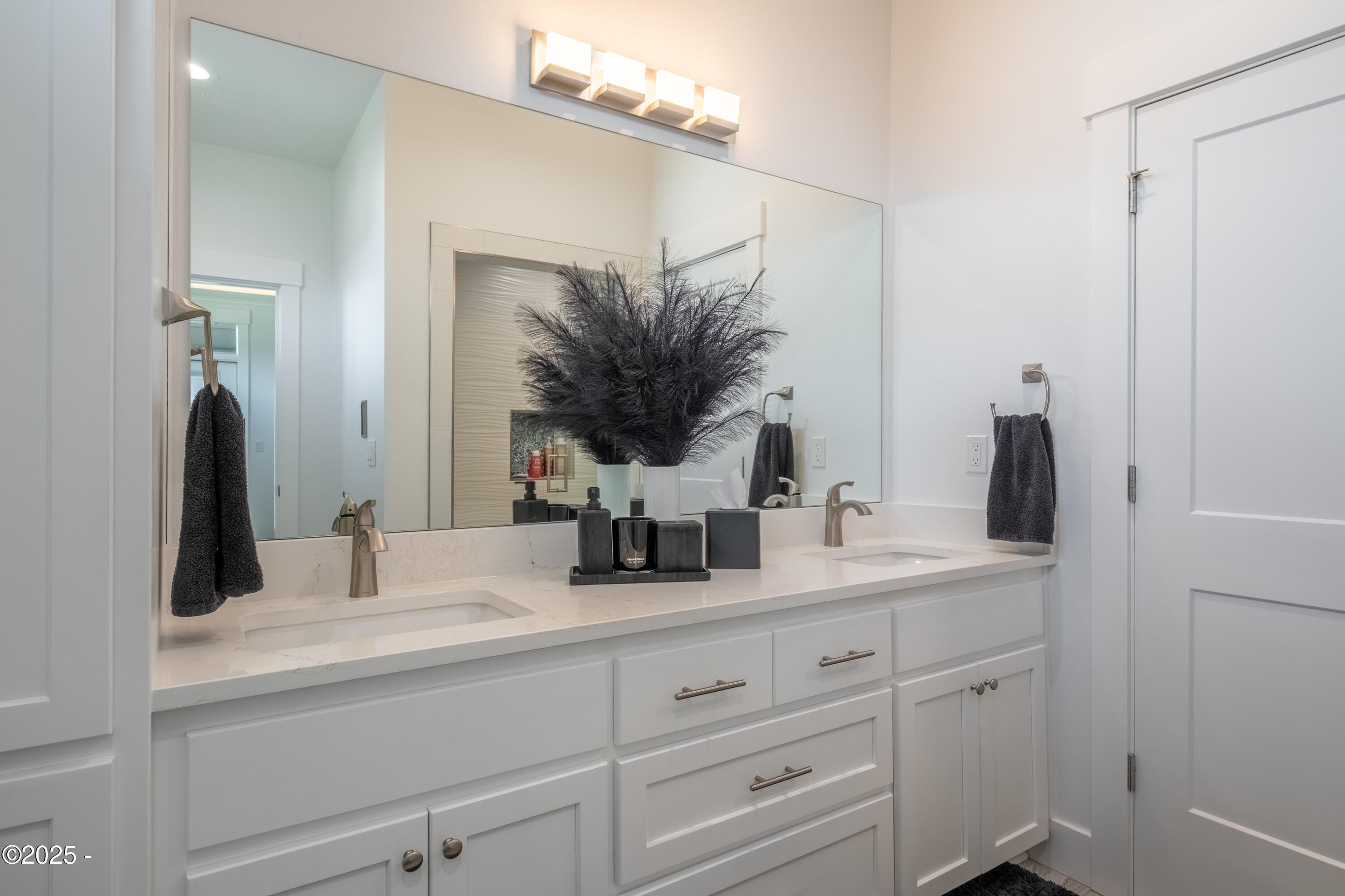 Lincoln City, Oregon, 97367, United States, 3 Bedrooms Bedrooms, ,3 BathroomsBathrooms,Residential,Active,1987257