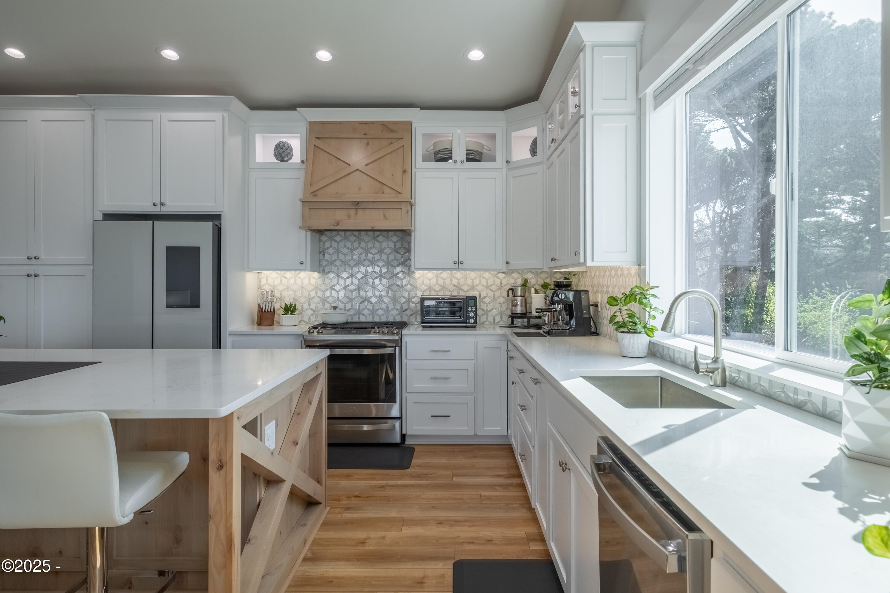 Lincoln City, Oregon, 97367, United States, 3 Bedrooms Bedrooms, ,3 BathroomsBathrooms,Residential,Active,1987257