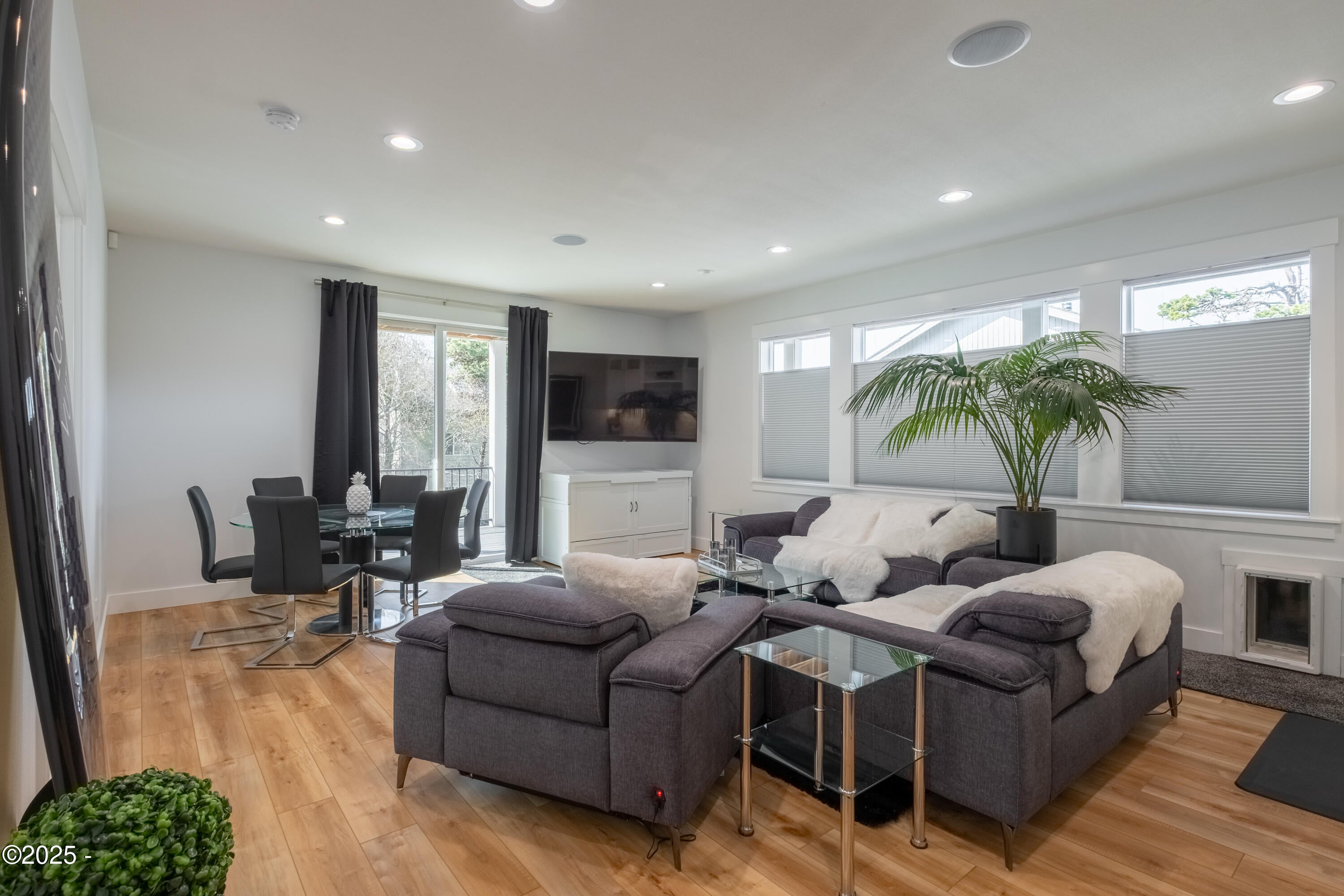 Lincoln City, Oregon, 97367, United States, 3 Bedrooms Bedrooms, ,3 BathroomsBathrooms,Residential,Active,1987257