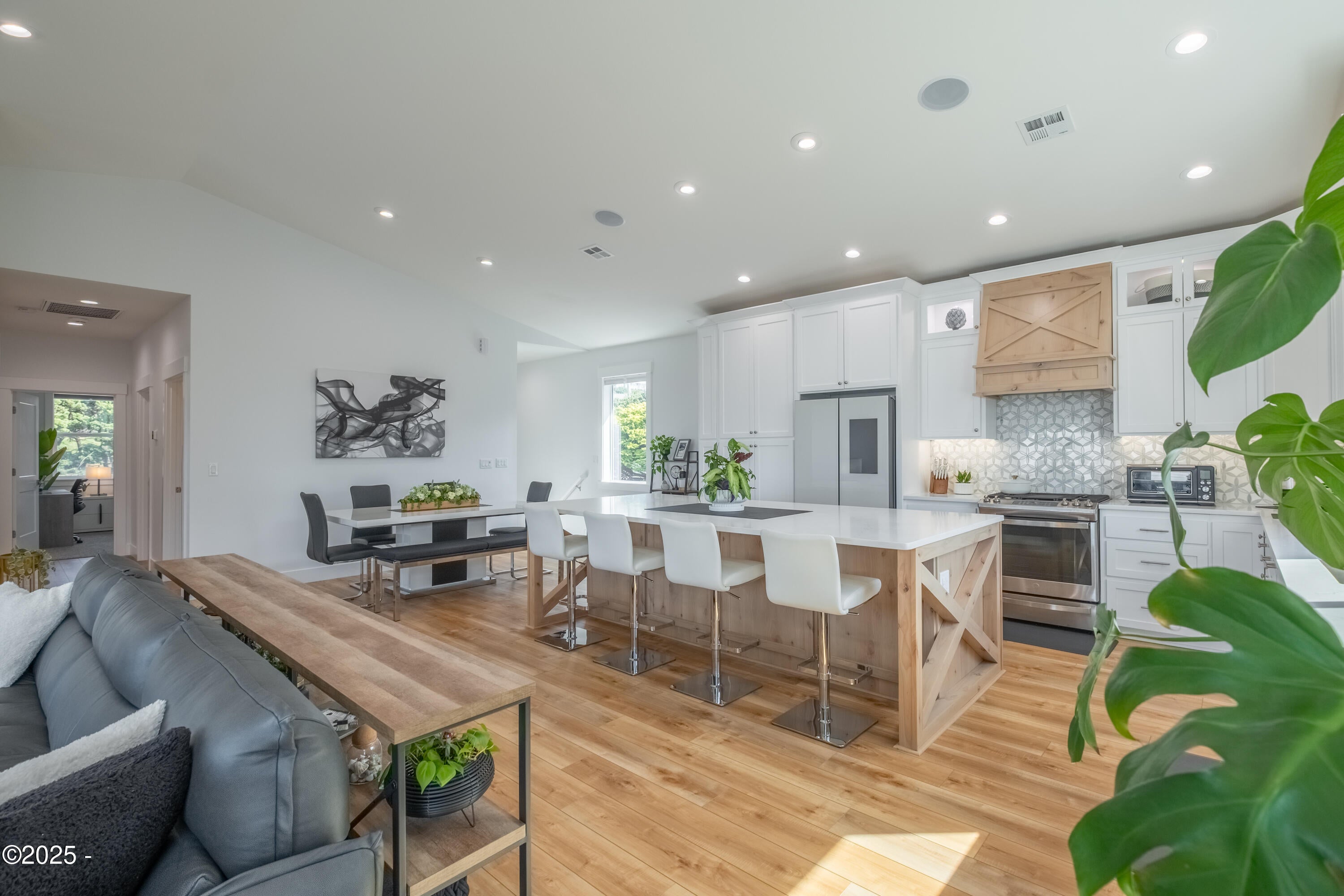 Lincoln City, Oregon, 97367, United States, 3 Bedrooms Bedrooms, ,3 BathroomsBathrooms,Residential,Active,1987257