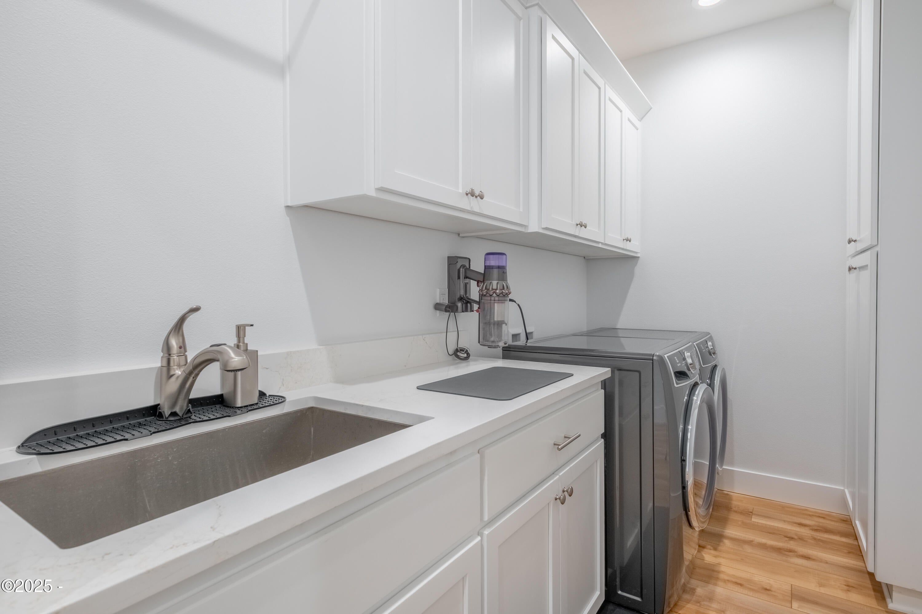 Lincoln City, Oregon, 97367, United States, 3 Bedrooms Bedrooms, ,3 BathroomsBathrooms,Residential,Active,1987257