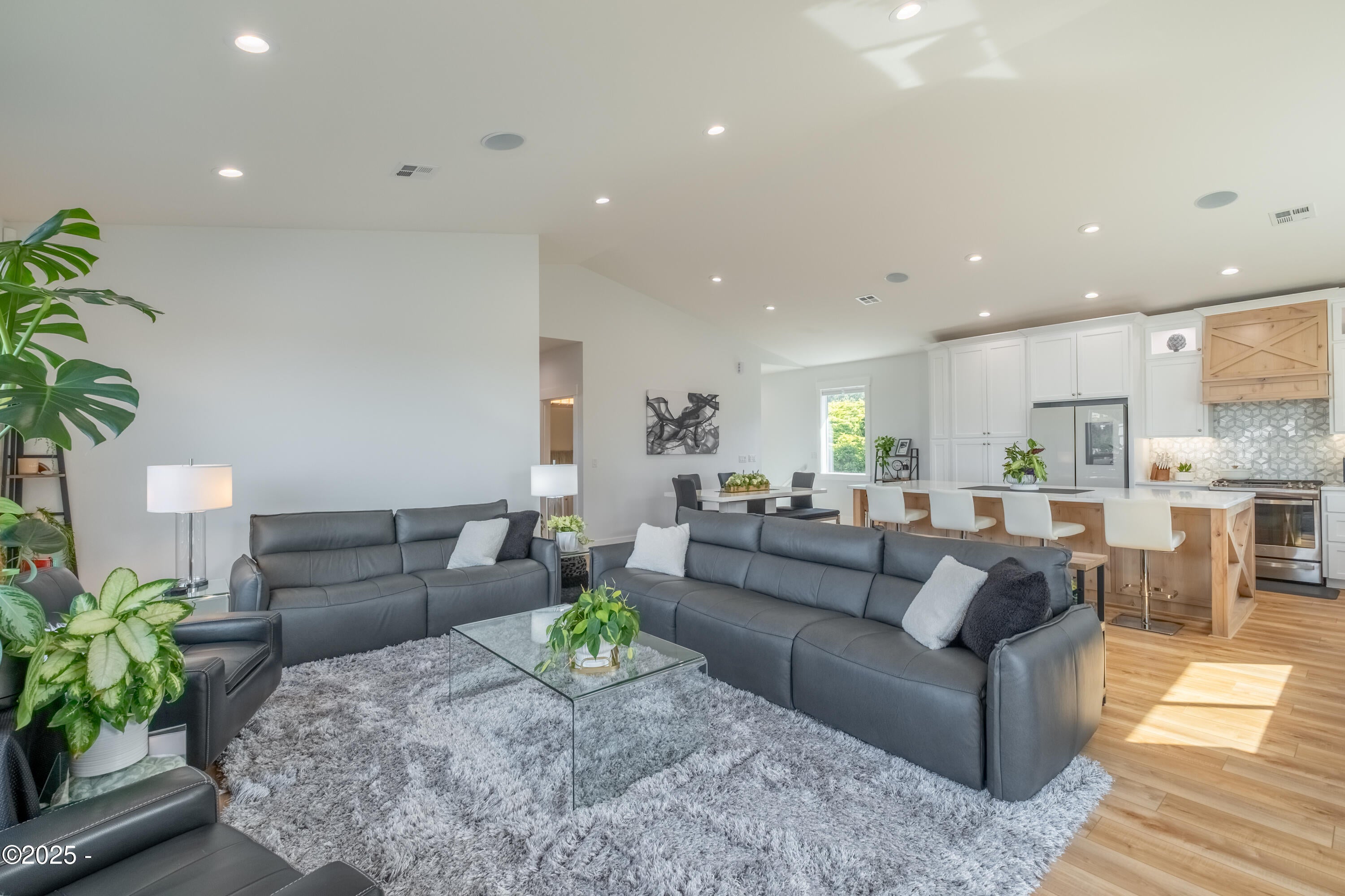 Lincoln City, Oregon, 97367, United States, 3 Bedrooms Bedrooms, ,3 BathroomsBathrooms,Residential,Active,1987257