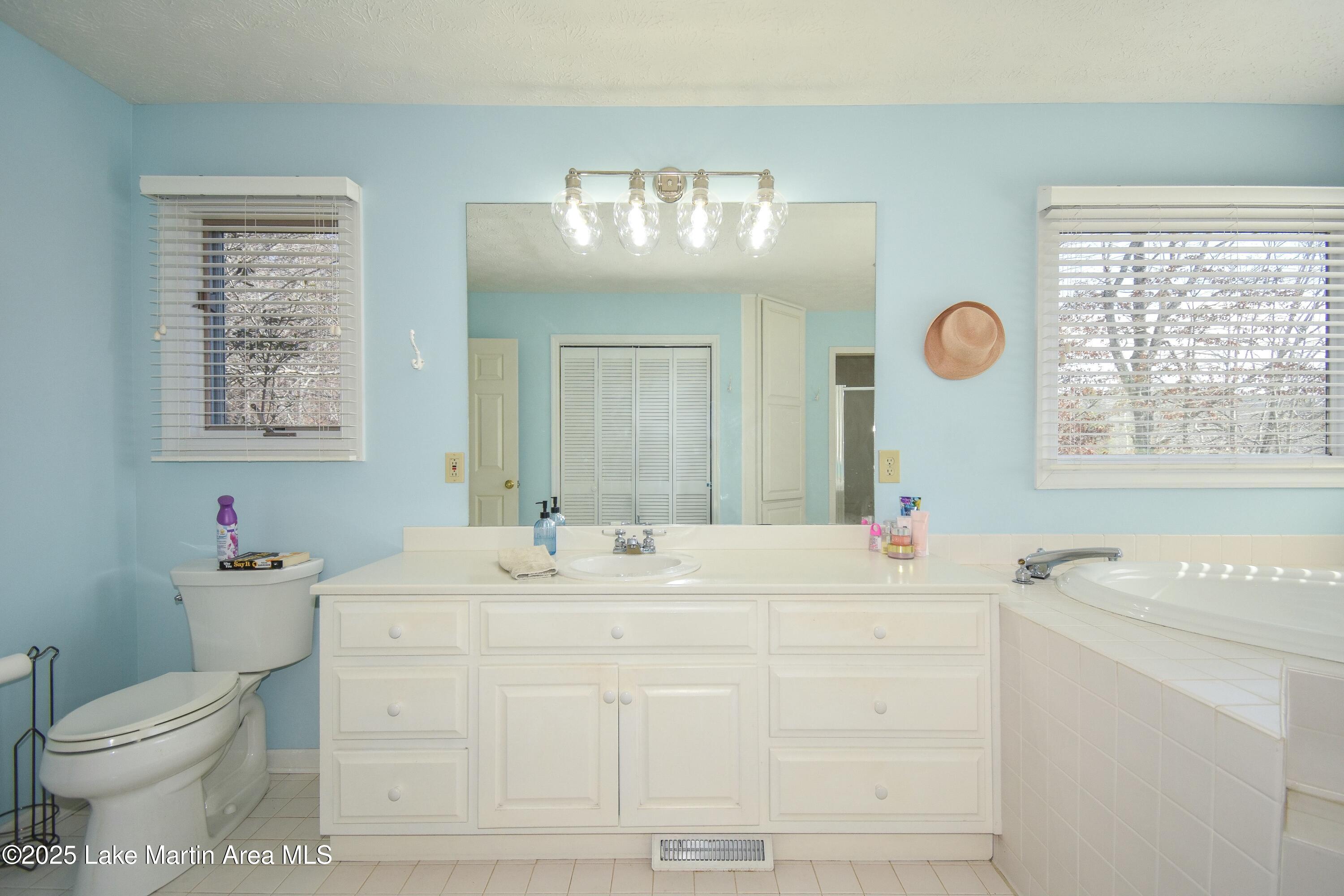 Jacksons Gap, Alabama, 36861, United States, ,5 BathroomsBathrooms,Residential,Active,1770190