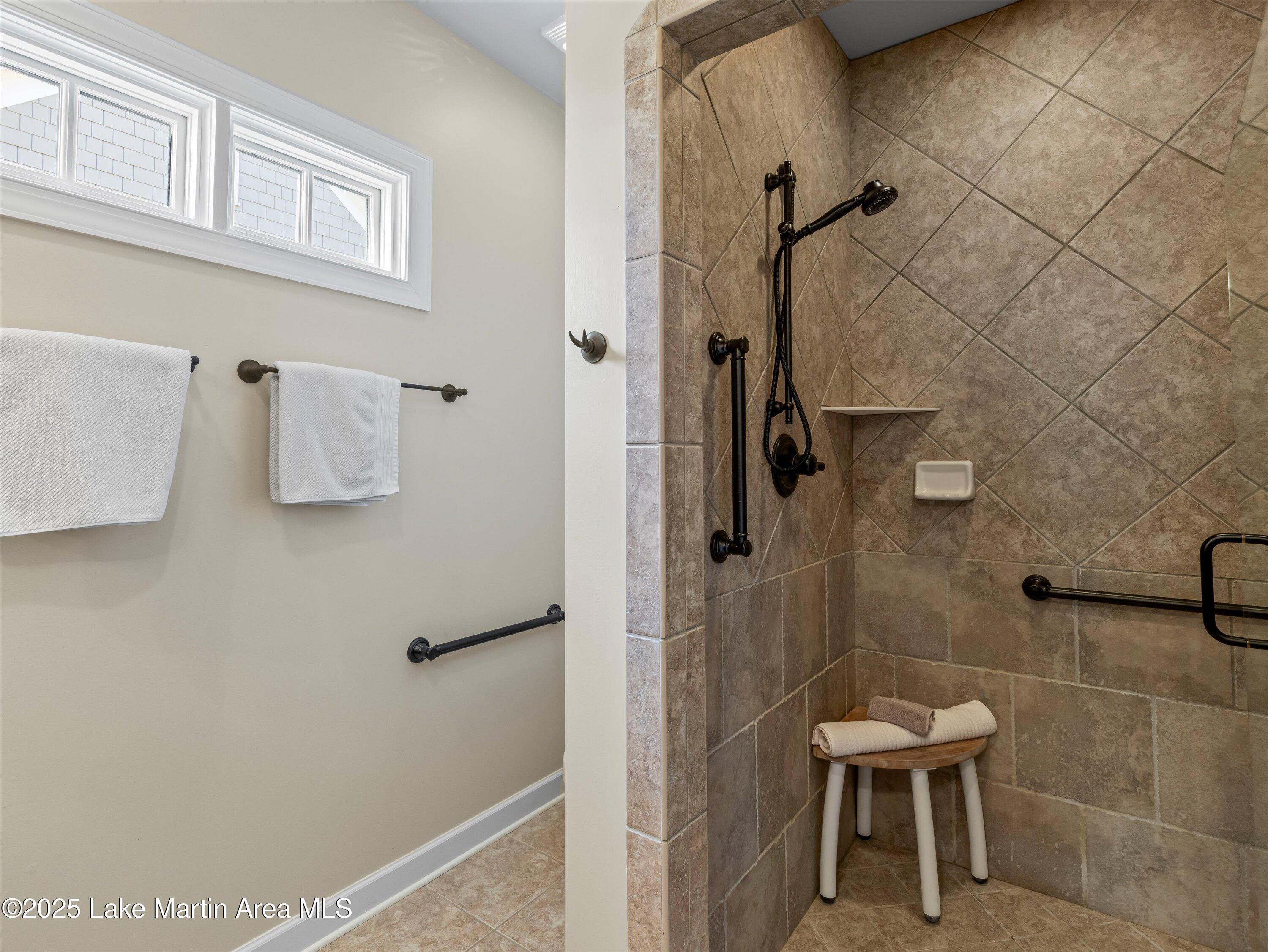 Alexander City, Alabama, 35010, United States, 6 Bedrooms Bedrooms, ,2 BathroomsBathrooms,Residential,Active,1990586