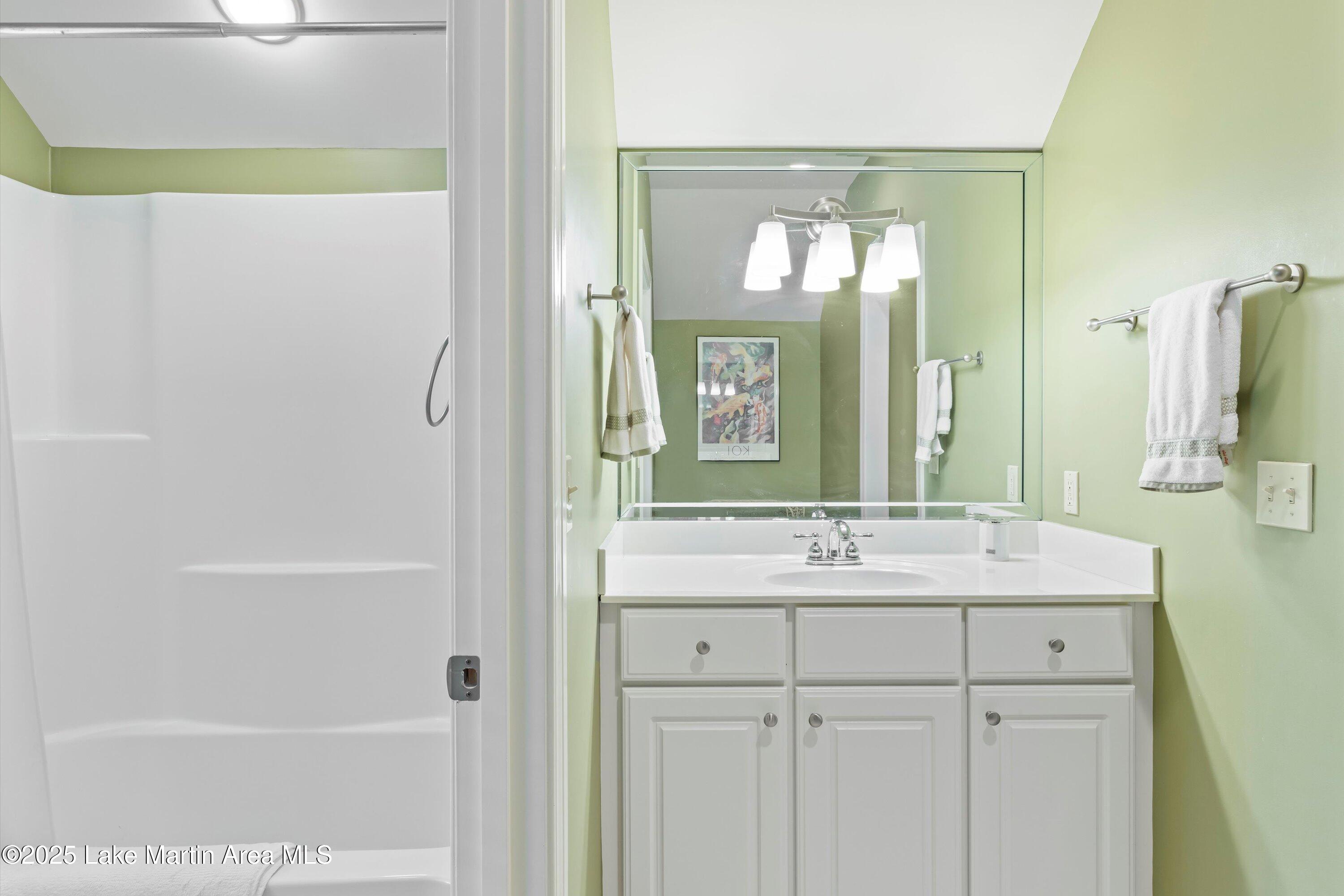 Alexander City, Alabama, 35010, United States, 6 Bedrooms Bedrooms, ,5 BathroomsBathrooms,Residential,Active,1953276
