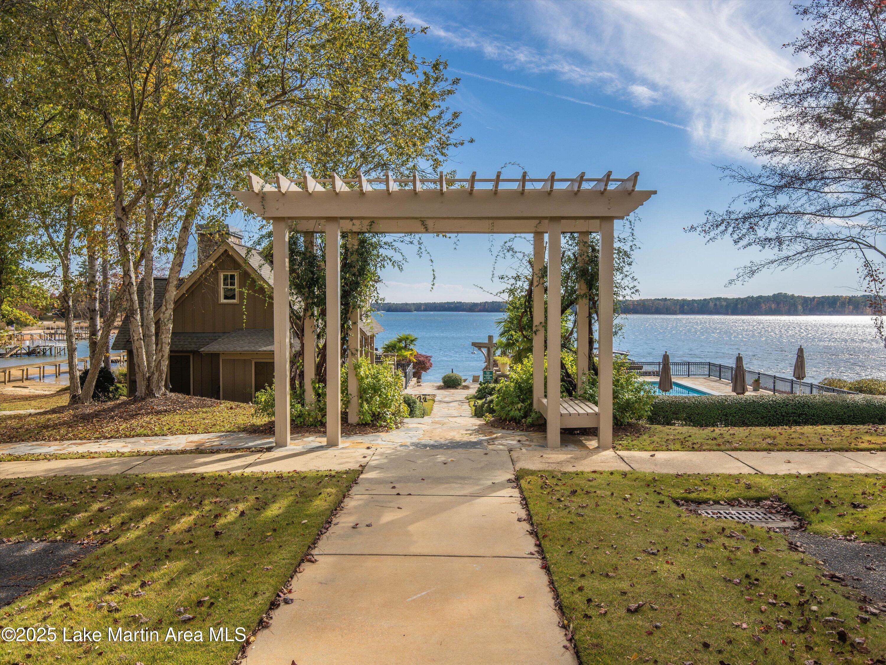 Alexander City, Alabama, 35010, United States, 6 Bedrooms Bedrooms, ,2 BathroomsBathrooms,Residential,Active,1990586