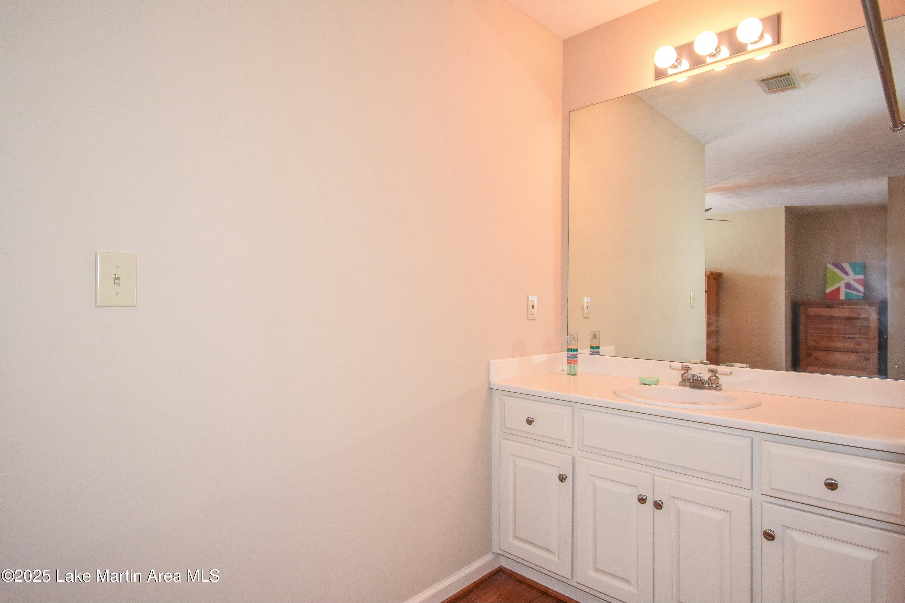 Jacksons Gap, Alabama, 36861, United States, ,5 BathroomsBathrooms,Residential,Active,1770190