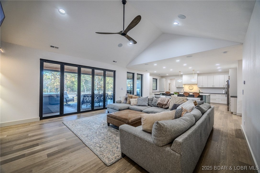 Linn Creek, Missouri, 65052, United States, 6 Bedrooms Bedrooms, ,5 BathroomsBathrooms,Residential,Active,1989796