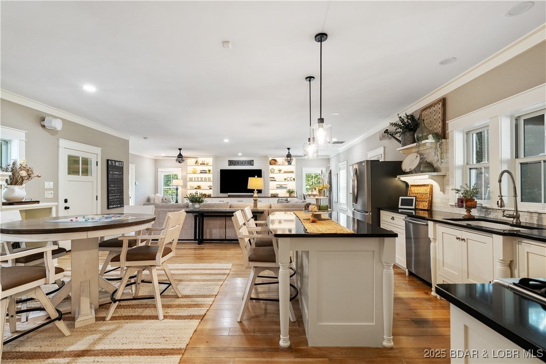 Lake Ozark, Missouri, 65049, United States, 4 Bedrooms Bedrooms, ,5 BathroomsBathrooms,Residential,Active,1960161