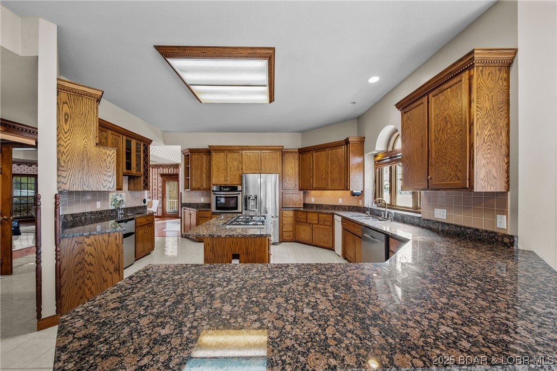 Linn Creek, Missouri, 65052, United States, 7 Bedrooms Bedrooms, ,6 BathroomsBathrooms,Residential,Active,1929474