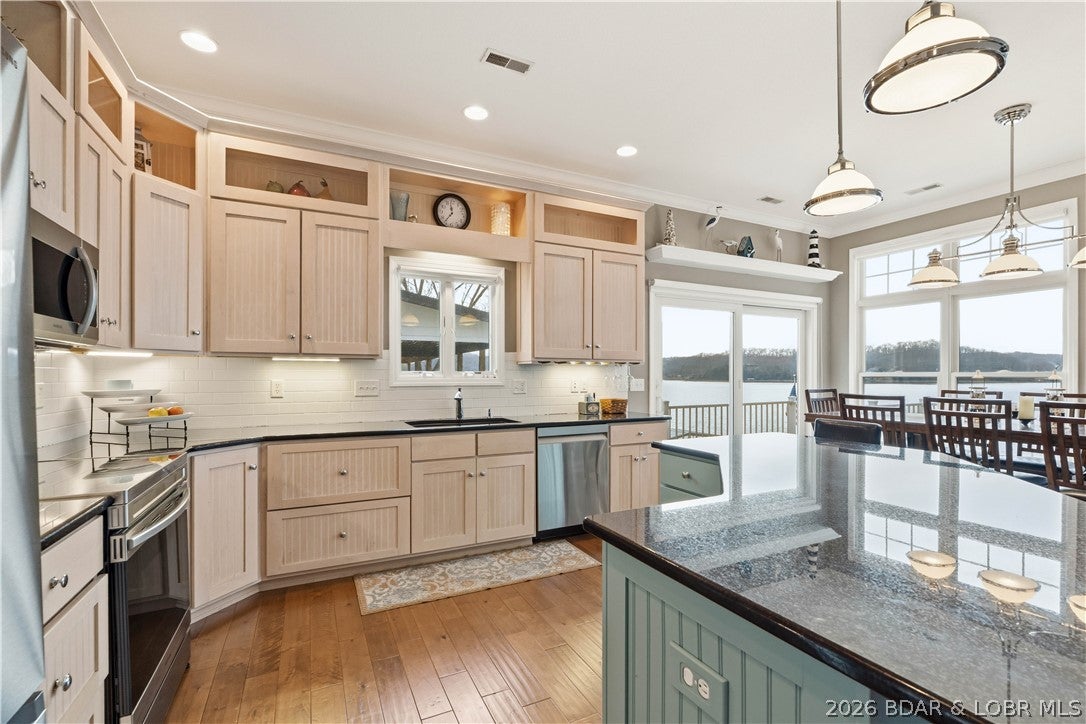 Gravois Mills, Missouri, 65037, United States, 5 Bedrooms Bedrooms, ,3 BathroomsBathrooms,Residential,Active,2032925