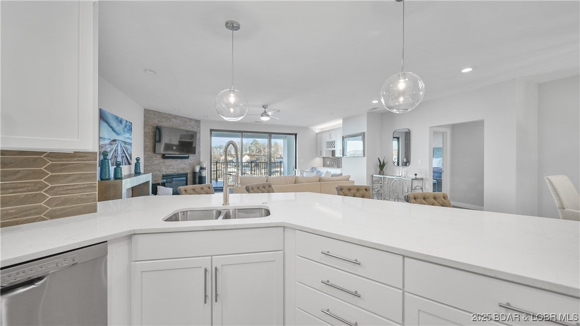 Sunrise Beach, Missouri, 65079, United States, 4 Bedrooms Bedrooms, ,5 BathroomsBathrooms,Residential,Active,1908131