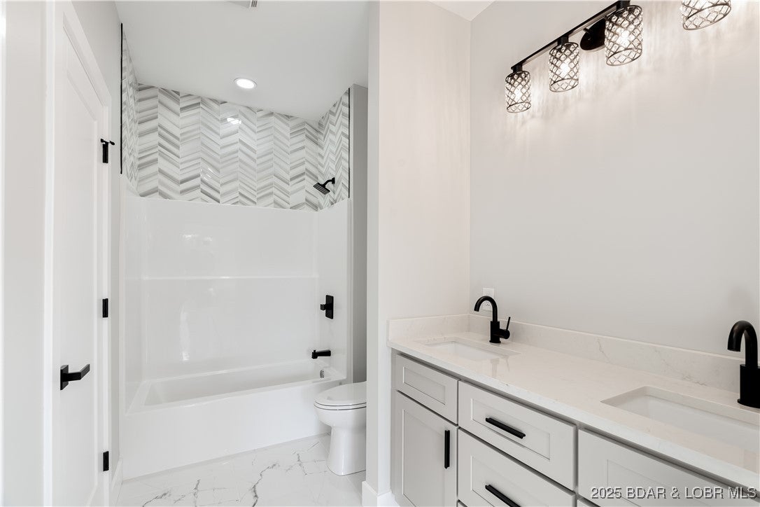 Sunrise Beach, Missouri, 65065, United States, 6 Bedrooms Bedrooms, ,6 BathroomsBathrooms,Residential,Active,1929710