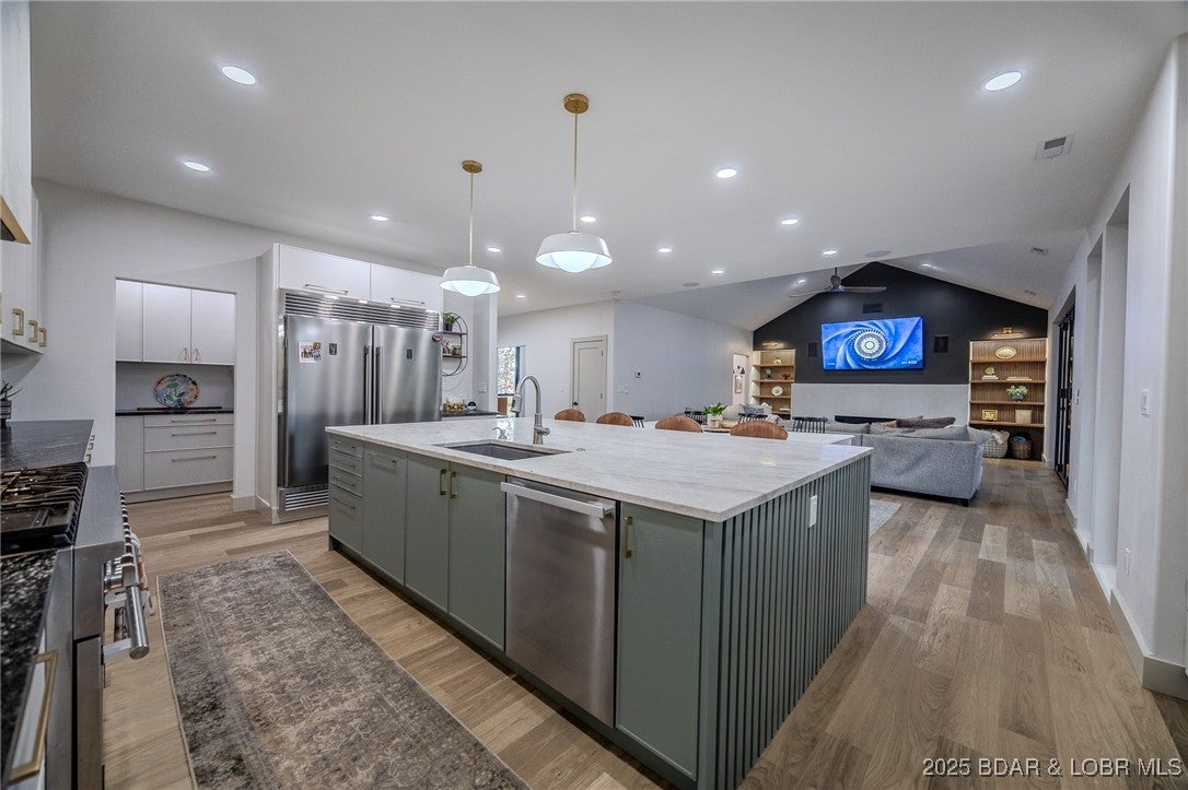 Linn Creek, Missouri, 65052, United States, 6 Bedrooms Bedrooms, ,5 BathroomsBathrooms,Residential,Active,1989796