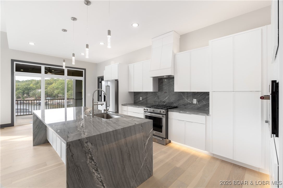 Sunrise Beach, Missouri, 65065, United States, 6 Bedrooms Bedrooms, ,6 BathroomsBathrooms,Residential,Active,1929710