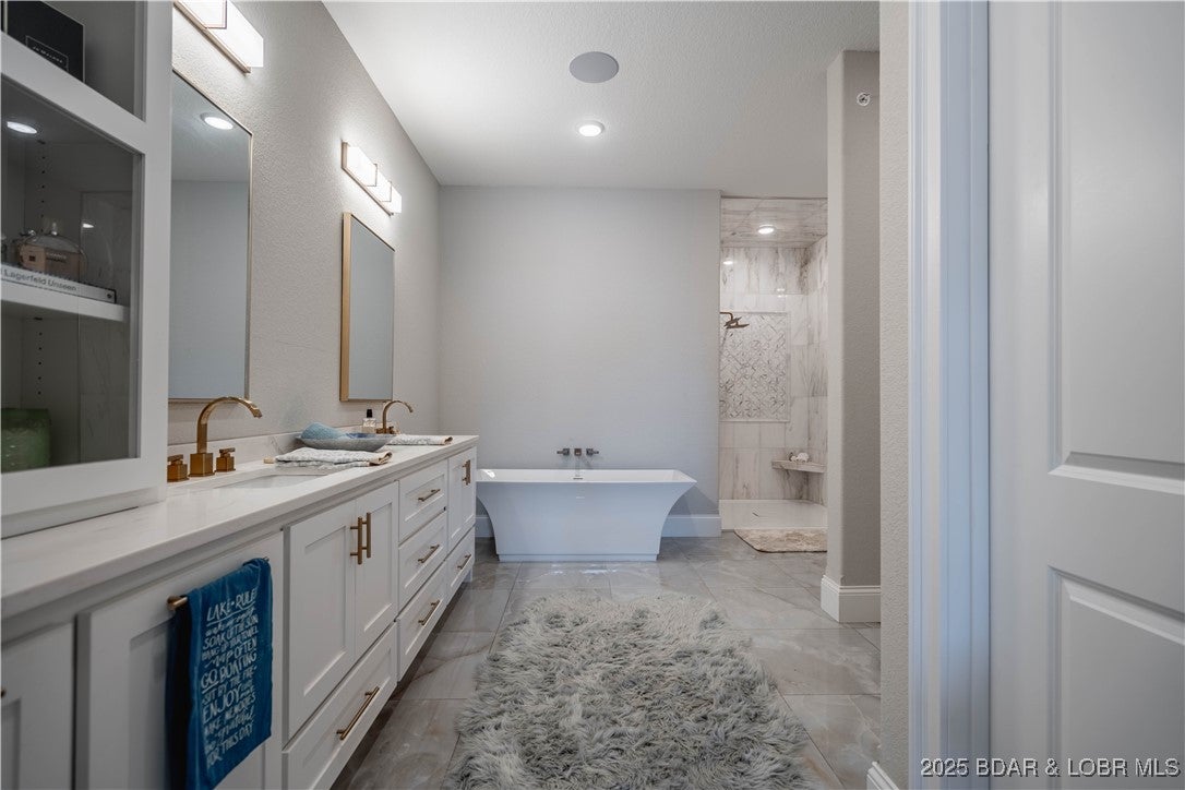 Osage Beach, Missouri, 65065, United States, 4 Bedrooms Bedrooms, ,5 BathroomsBathrooms,Residential,Active,1823963