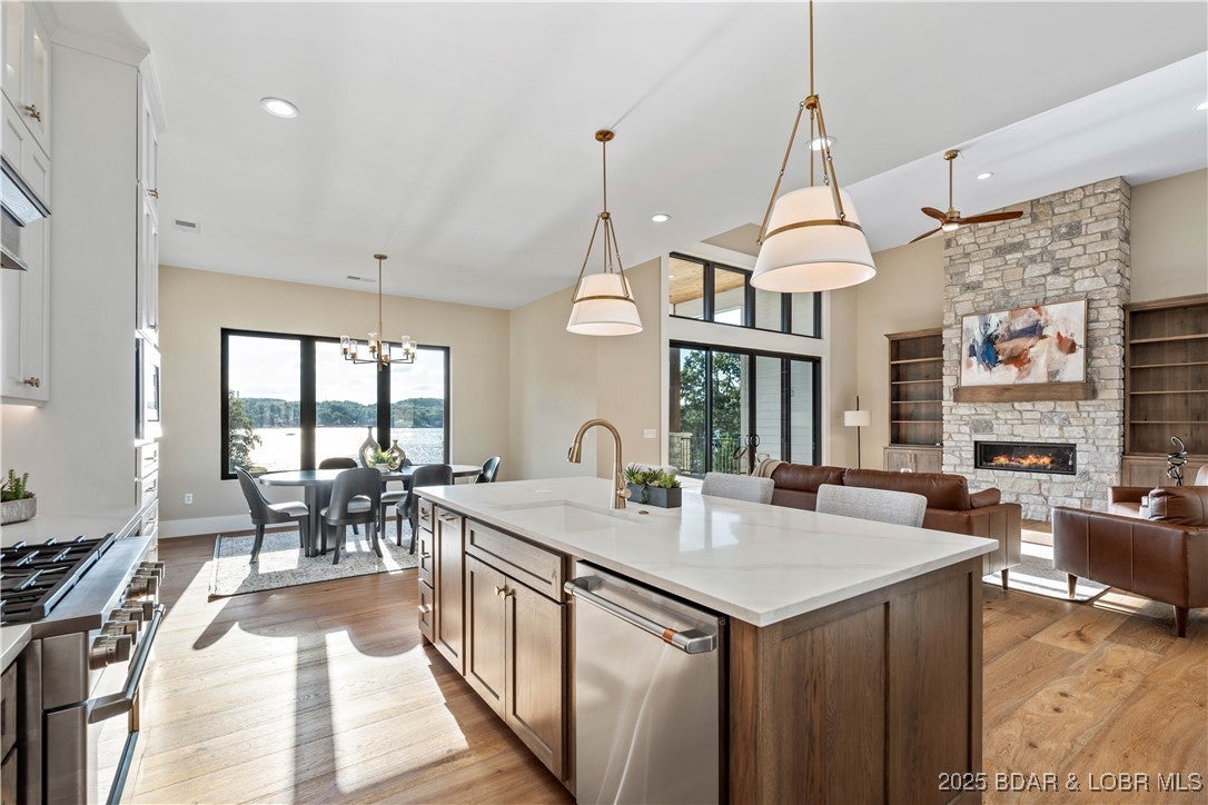 Osage Beach, Missouri, 65065, United States, 6 Bedrooms Bedrooms, ,6 BathroomsBathrooms,Residential,Active,1922661