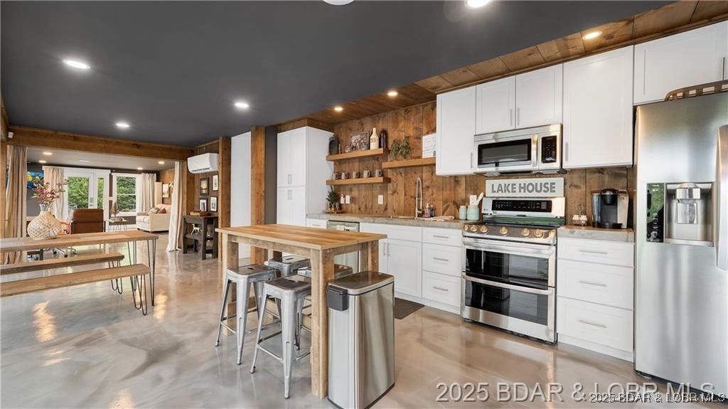 Camdenton, Missouri, 65020, United States, 7 Bedrooms Bedrooms, ,6 BathroomsBathrooms,Residential,Active,1876843