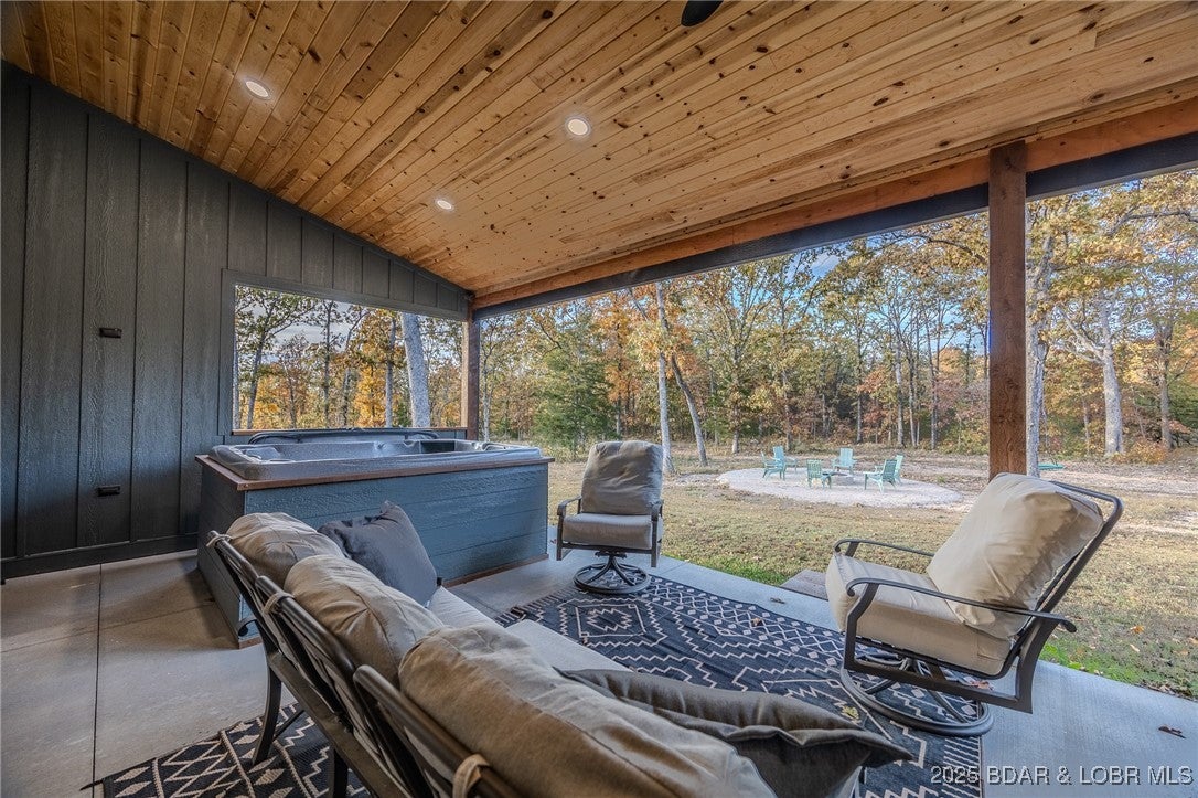 Linn Creek, Missouri, 65052, United States, 6 Bedrooms Bedrooms, ,5 BathroomsBathrooms,Residential,Active,1989796