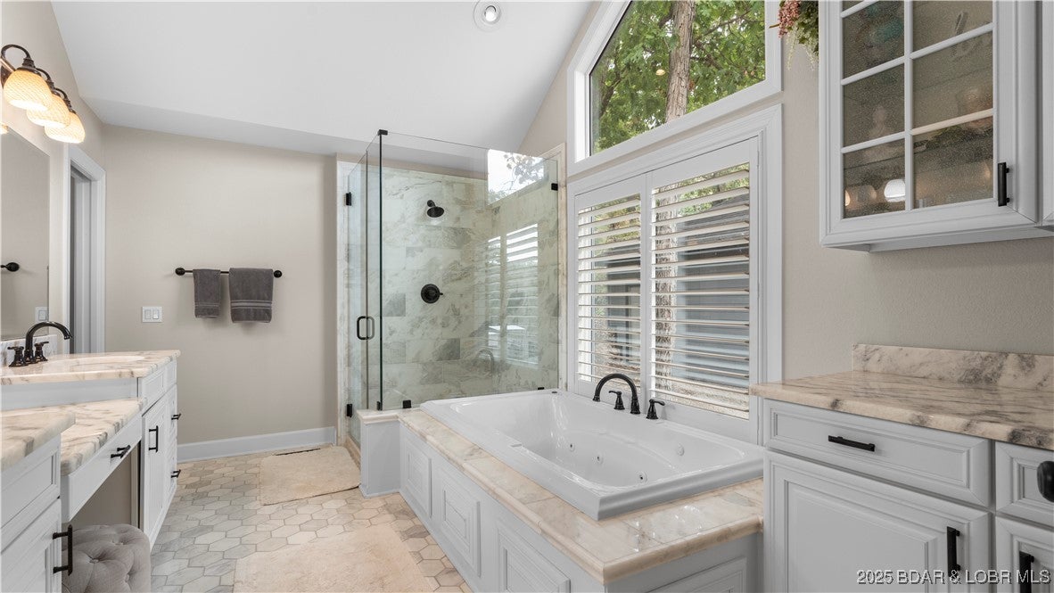 Lake Ozark, Missouri, 65049, United States, 5 Bedrooms Bedrooms, ,5 BathroomsBathrooms,Residential,Active,1968089