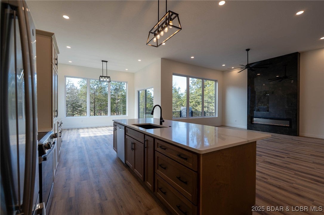 Camdenton, Missouri, 65020, United States, 4 Bedrooms Bedrooms, ,6 BathroomsBathrooms,Residential,Active,2007247