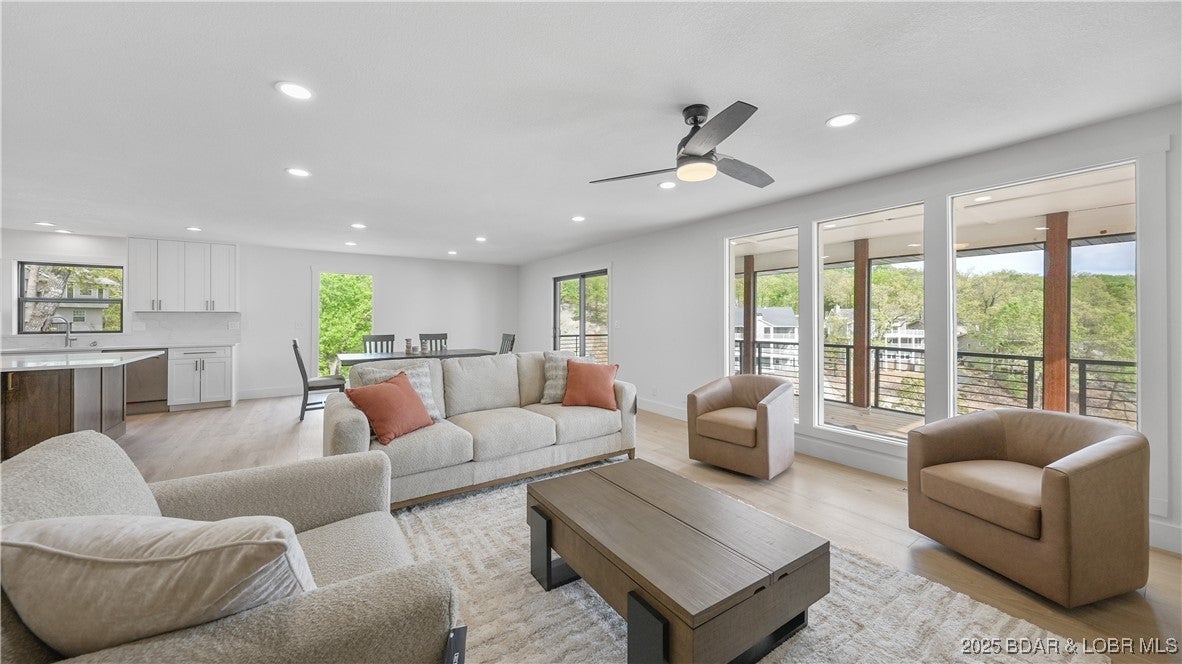 Osage Beach, Missouri, 65065, United States, 4 Bedrooms Bedrooms, ,4 BathroomsBathrooms,Residential,Active,1946330