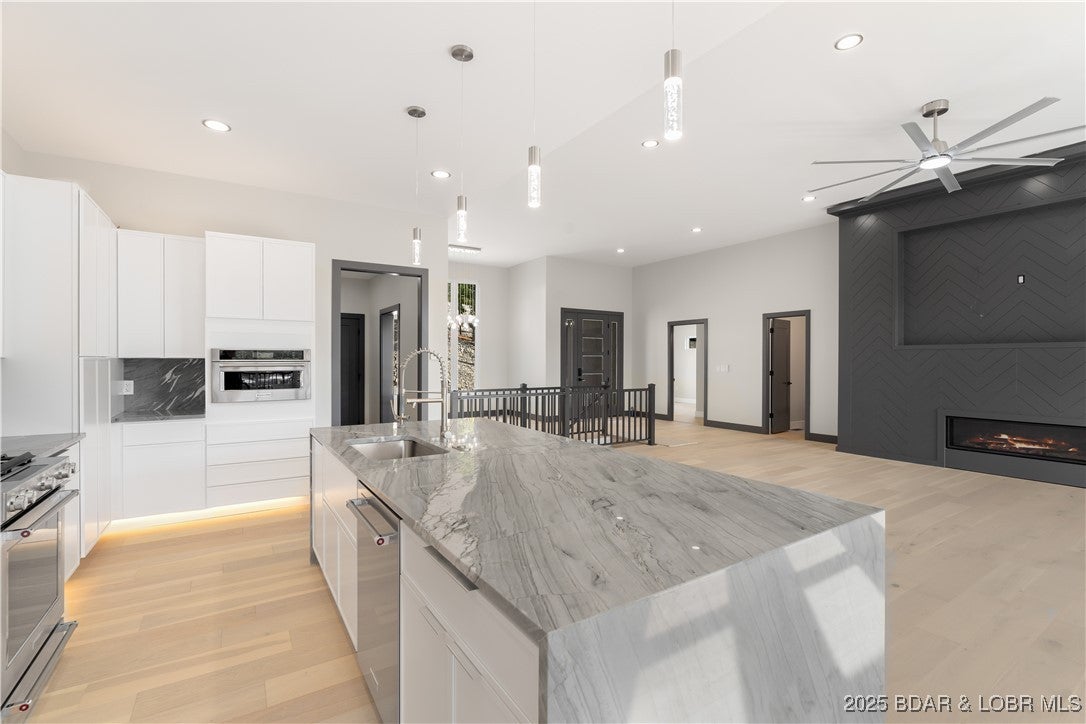 Sunrise Beach, Missouri, 65065, United States, 6 Bedrooms Bedrooms, ,6 BathroomsBathrooms,Residential,Active,1929710