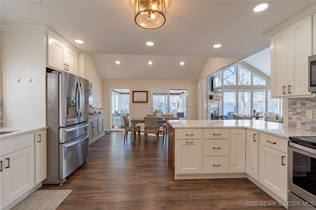 Four Seasons, Missouri, 65049, United States, 5 Bedrooms Bedrooms, ,4 BathroomsBathrooms,Residential,Active,2008696